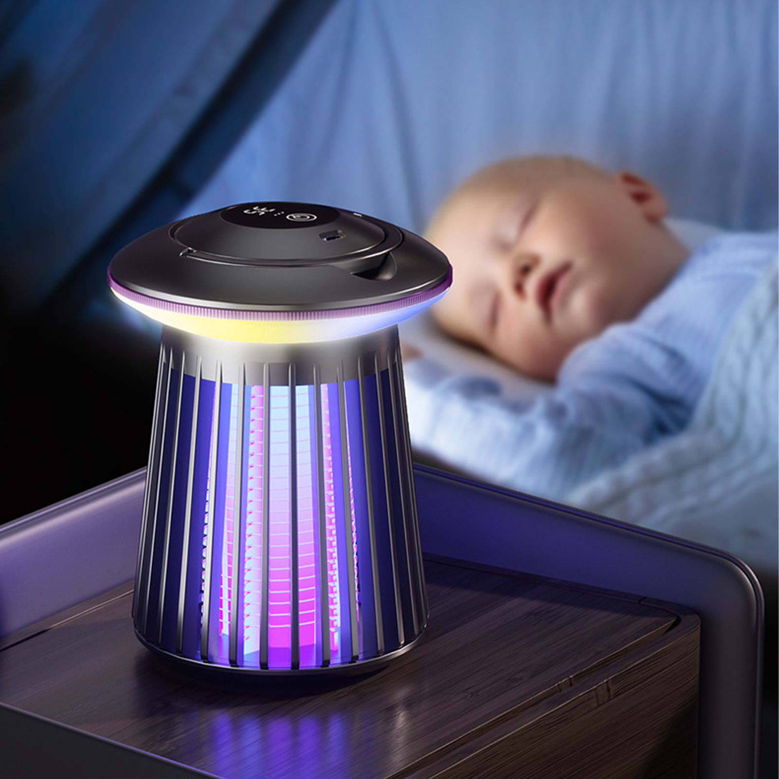 Eine Mückenvernichtungslampe auf einem Nachttisch mit einem schlafenden Baby im Hintergrund.