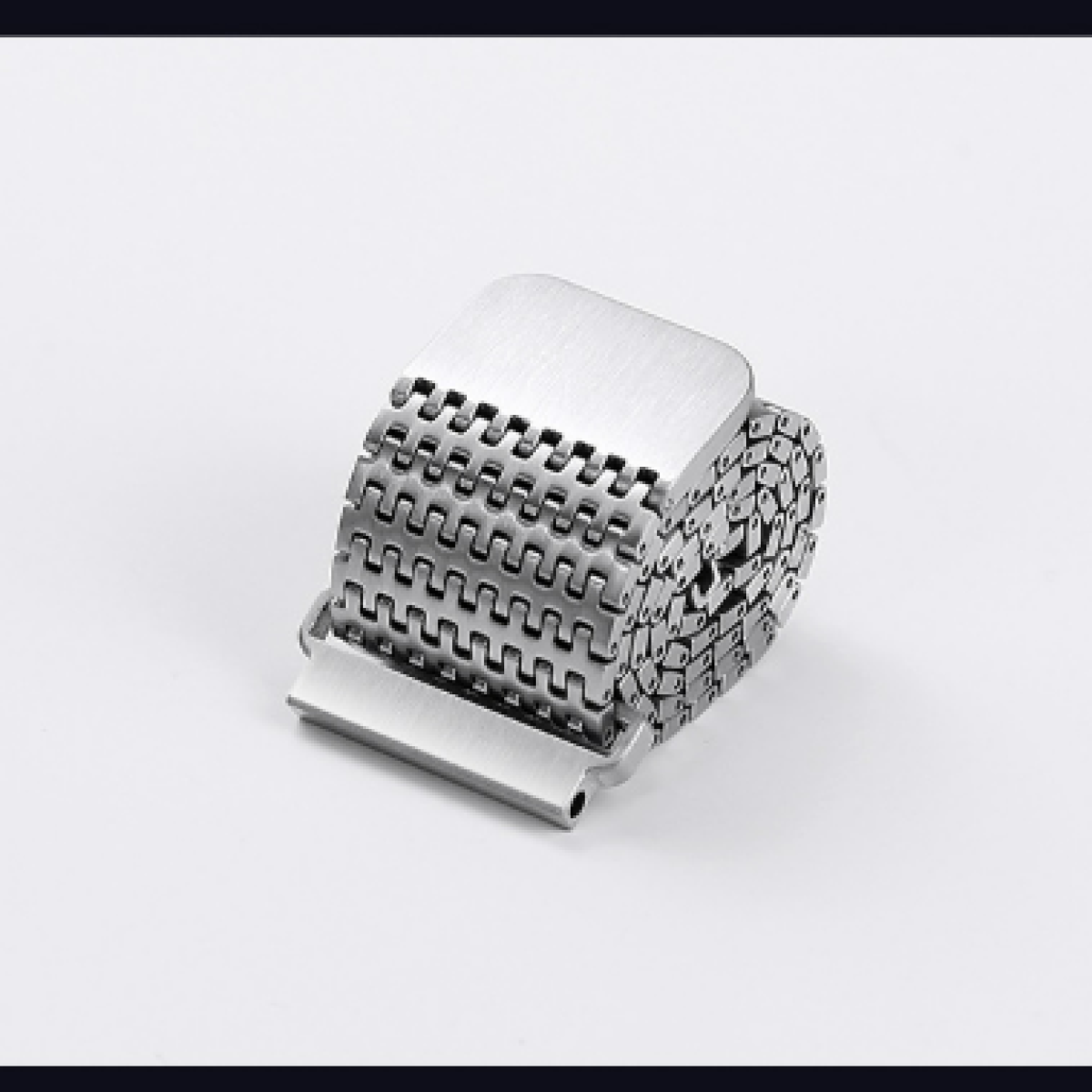 Primo piano di un cinturino metallico per orologio, piegato. Il cinturino presenta maglie ad incastro.
