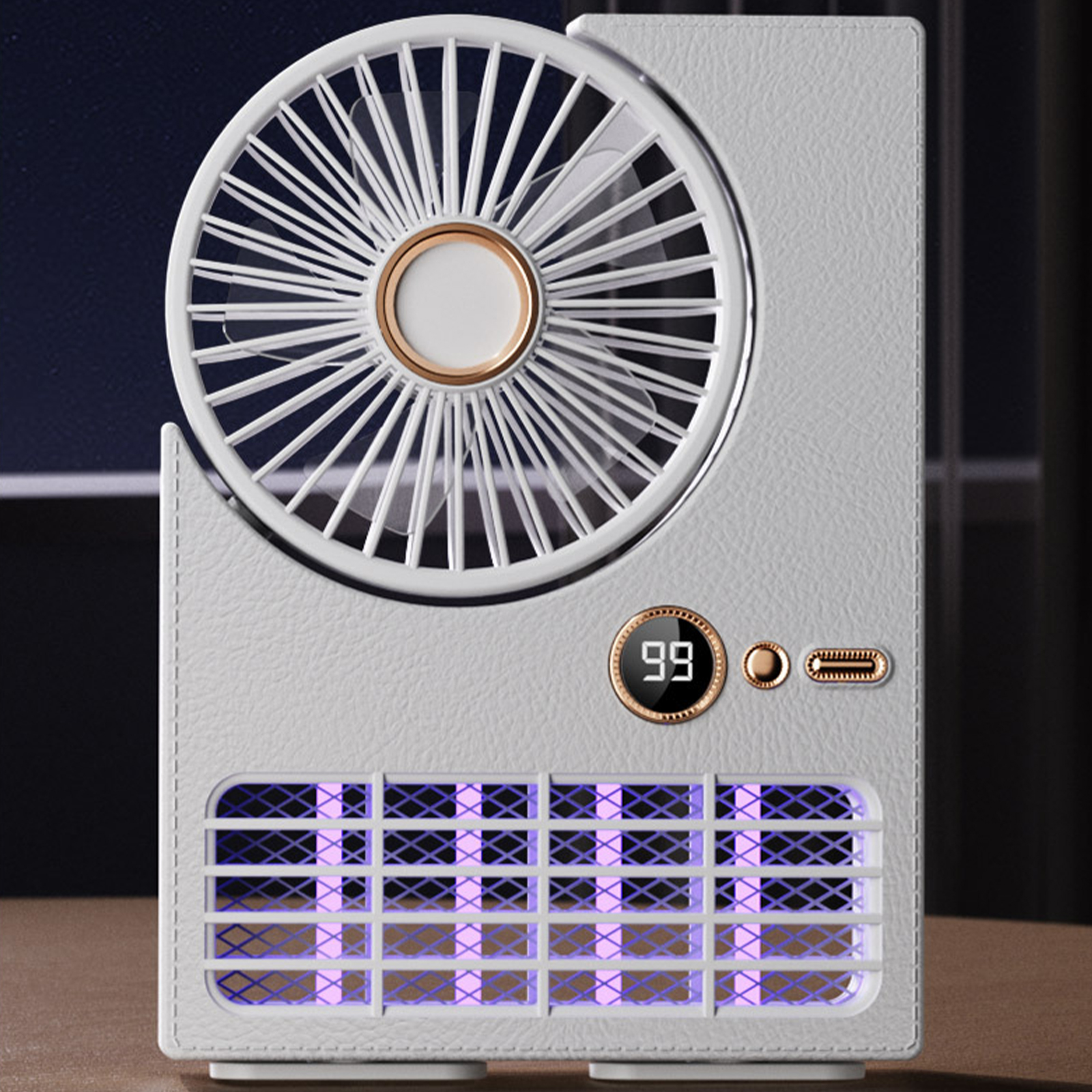 Ein grauer Ventilator mit kreisförmigem Design. Er zeigt die Zahl 99. Die Basis hat ein lila Licht.