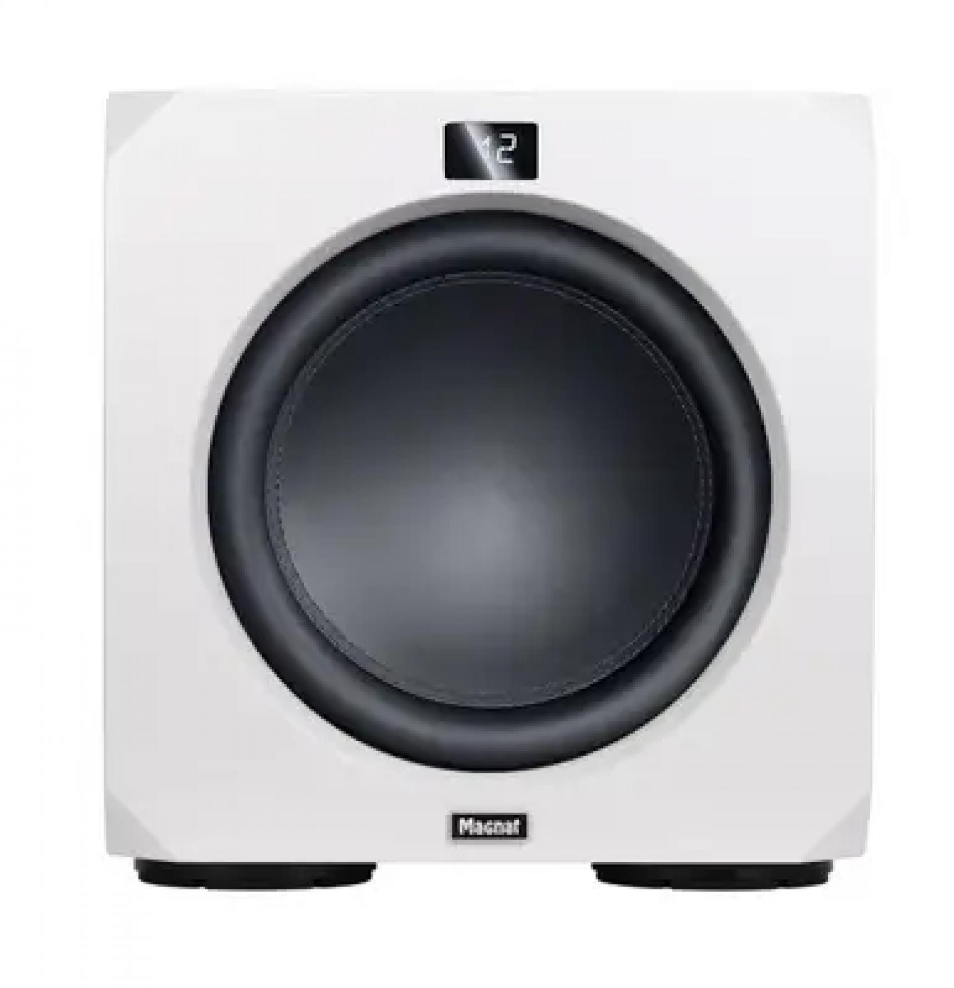 Weißer Subwoofer mit schwarzem Lautsprecher. Hat das Magnat-Logo.