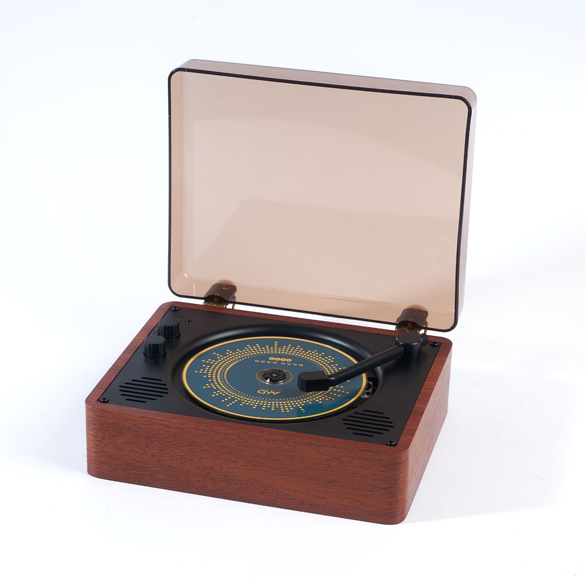 Ein hölzerner Plattenspieler im Vintage-Stil mit einer durchsichtigen Abdeckung oben. Der Plattenspieler spielt eine Schallplatte ab.
