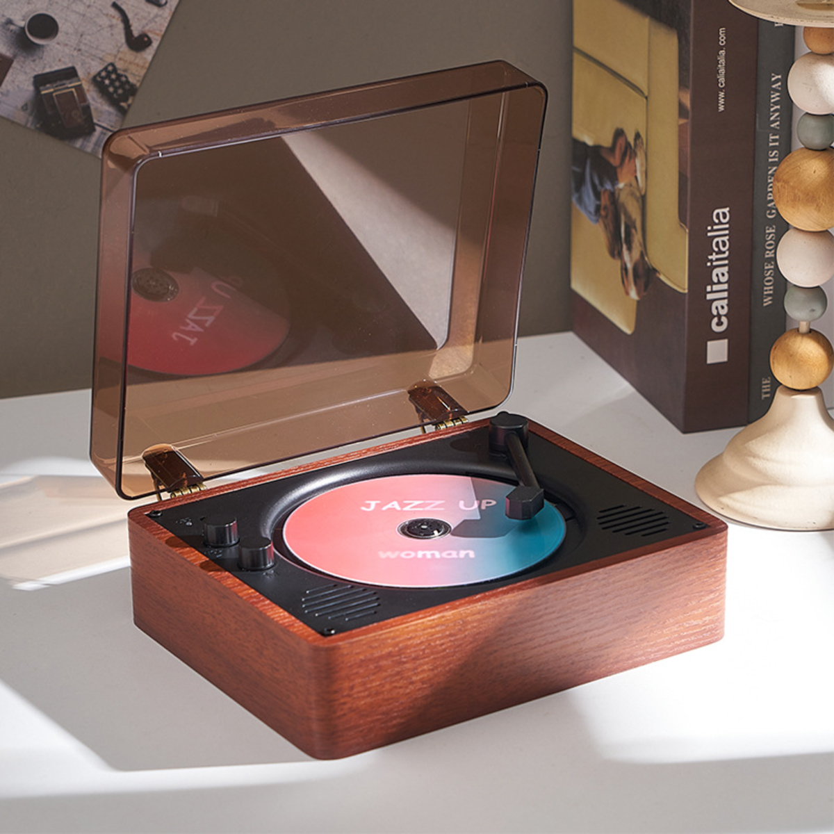Retro-Plattenspieler. Ein Holz-Plattenspieler mit transparentem Deckel und Schallplatte.