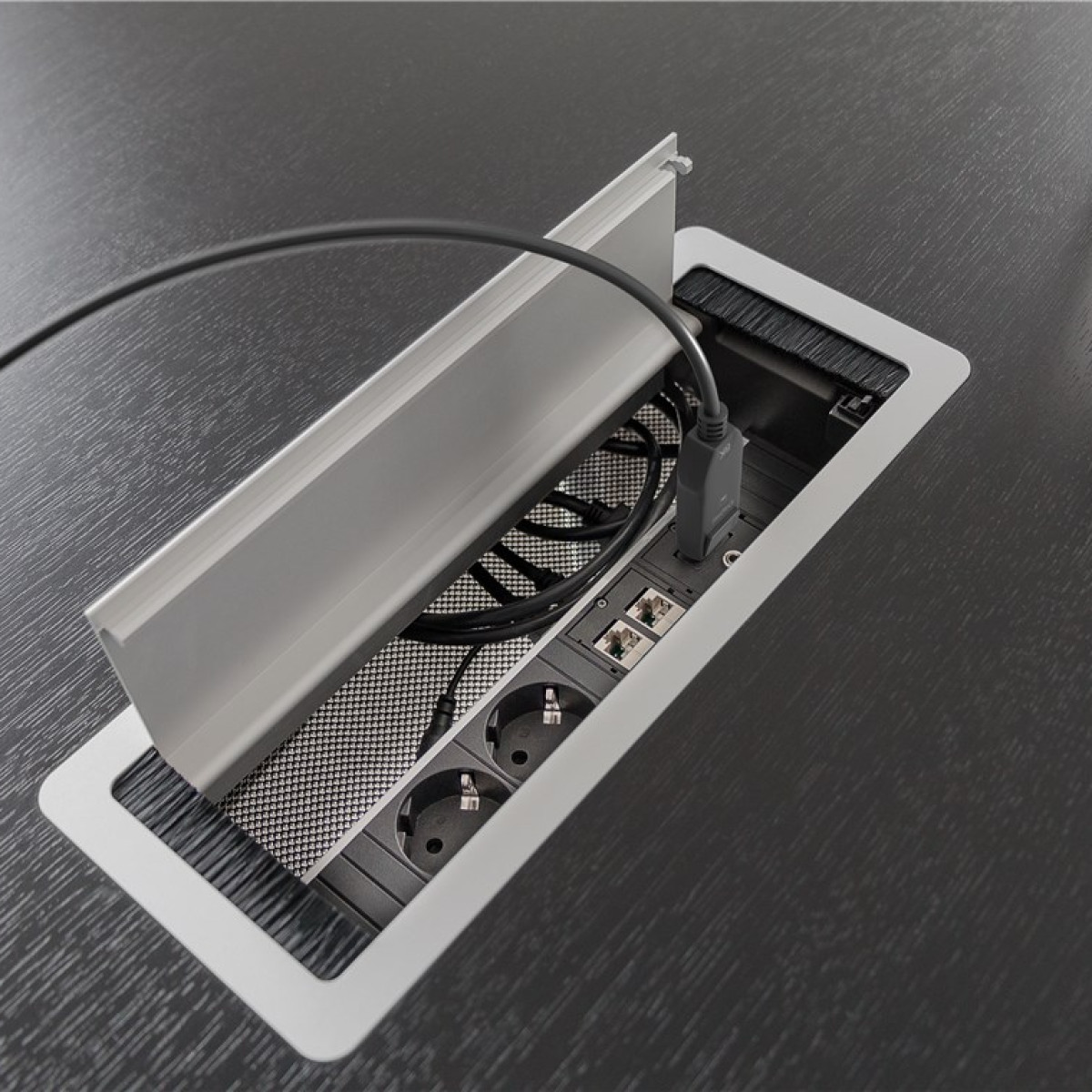 Een stopcontact voor bureau met open deksel, met stopcontacten, USB- en Ethernet-poorten.