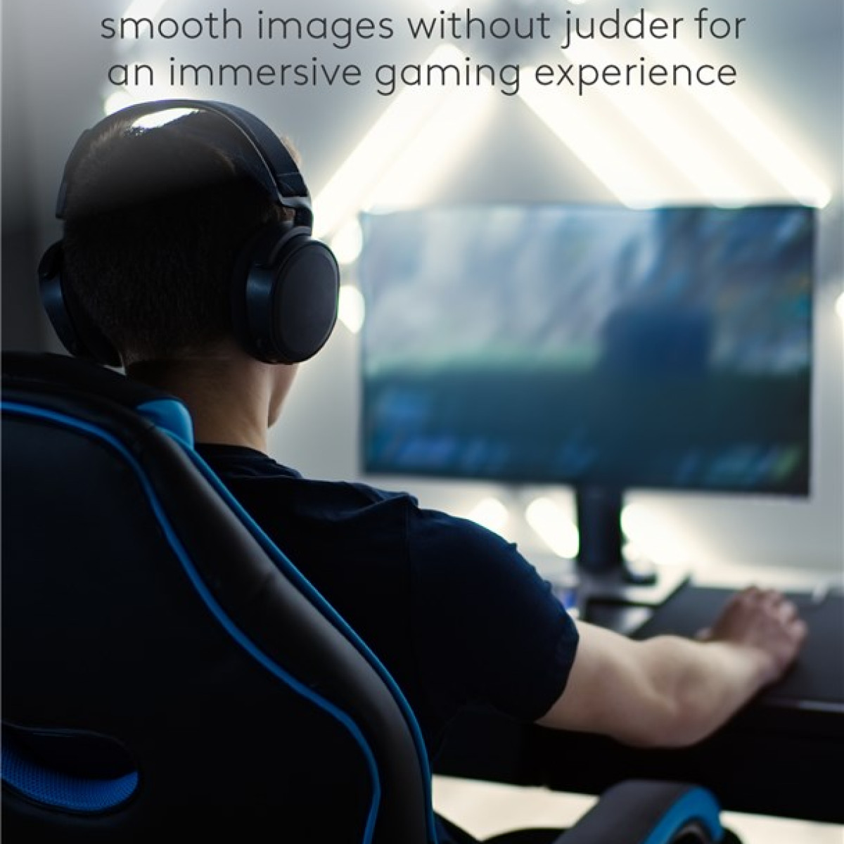 Osoba na krześle, w słuchawkach, patrząca na ekran komputera z grą.