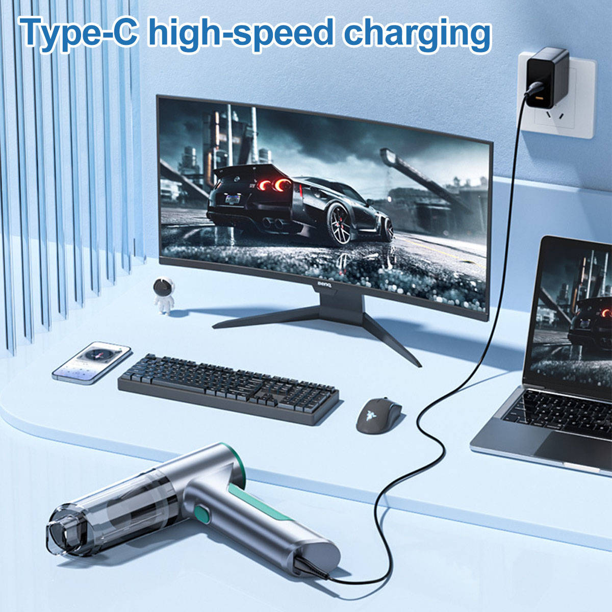 Ein Monitor, Tastatur, Maus, Telefon und Laptop auf einem Schreibtisch, mit Typ-C-Ladung.