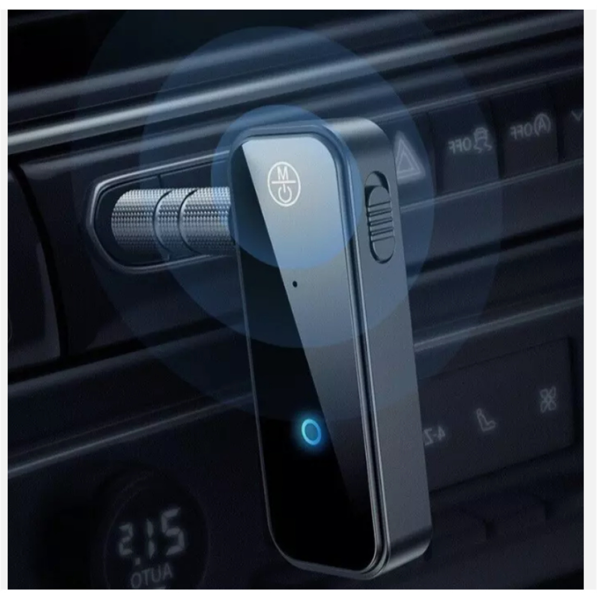 Ein schwarzer Bluetooth-Autoadapter mit blauem Leuchten, im Auto positioniert.
