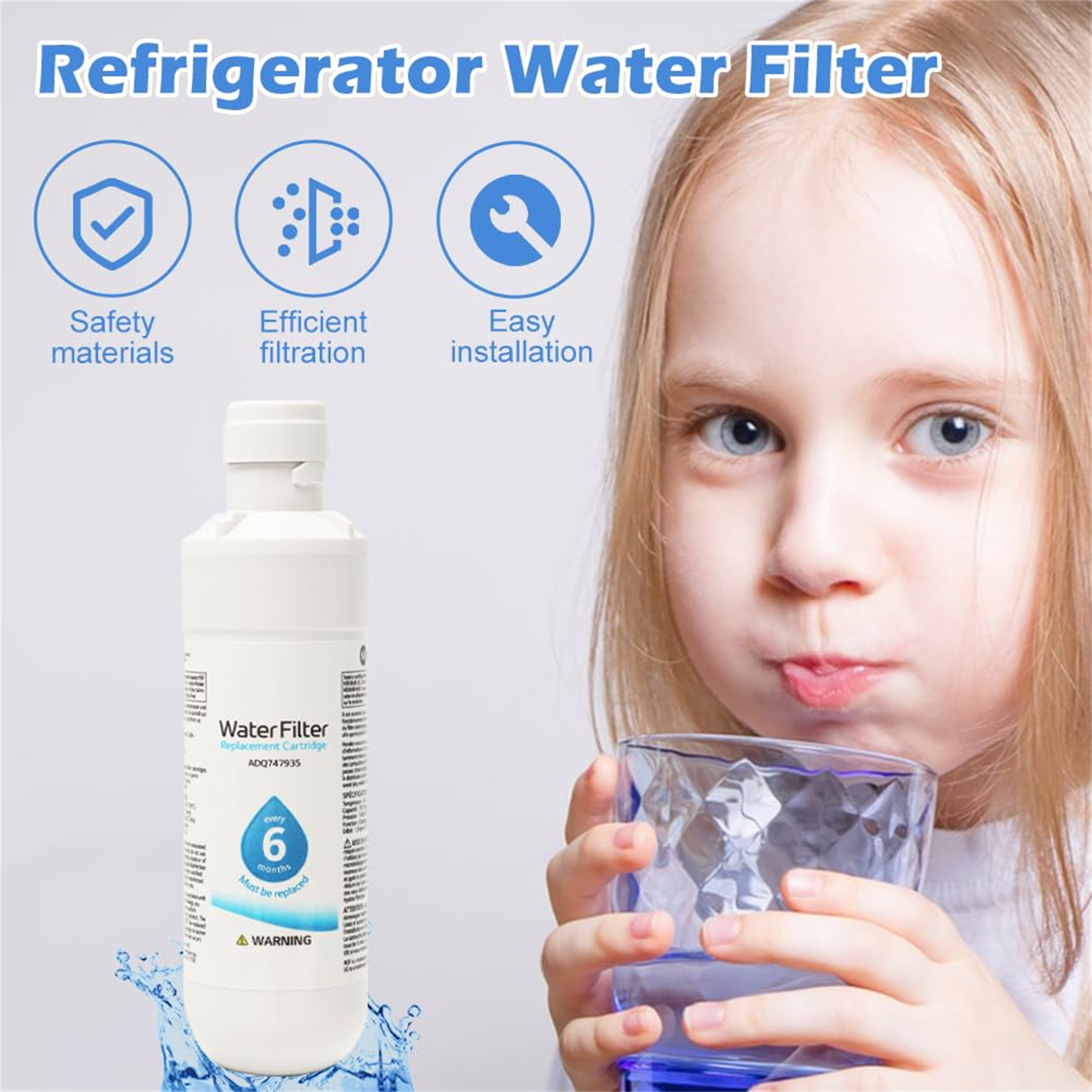 Ein Kind trinkt Wasser aus einem blauen Glas, während der Kühlschrank-Wasserfilter davor liegt.