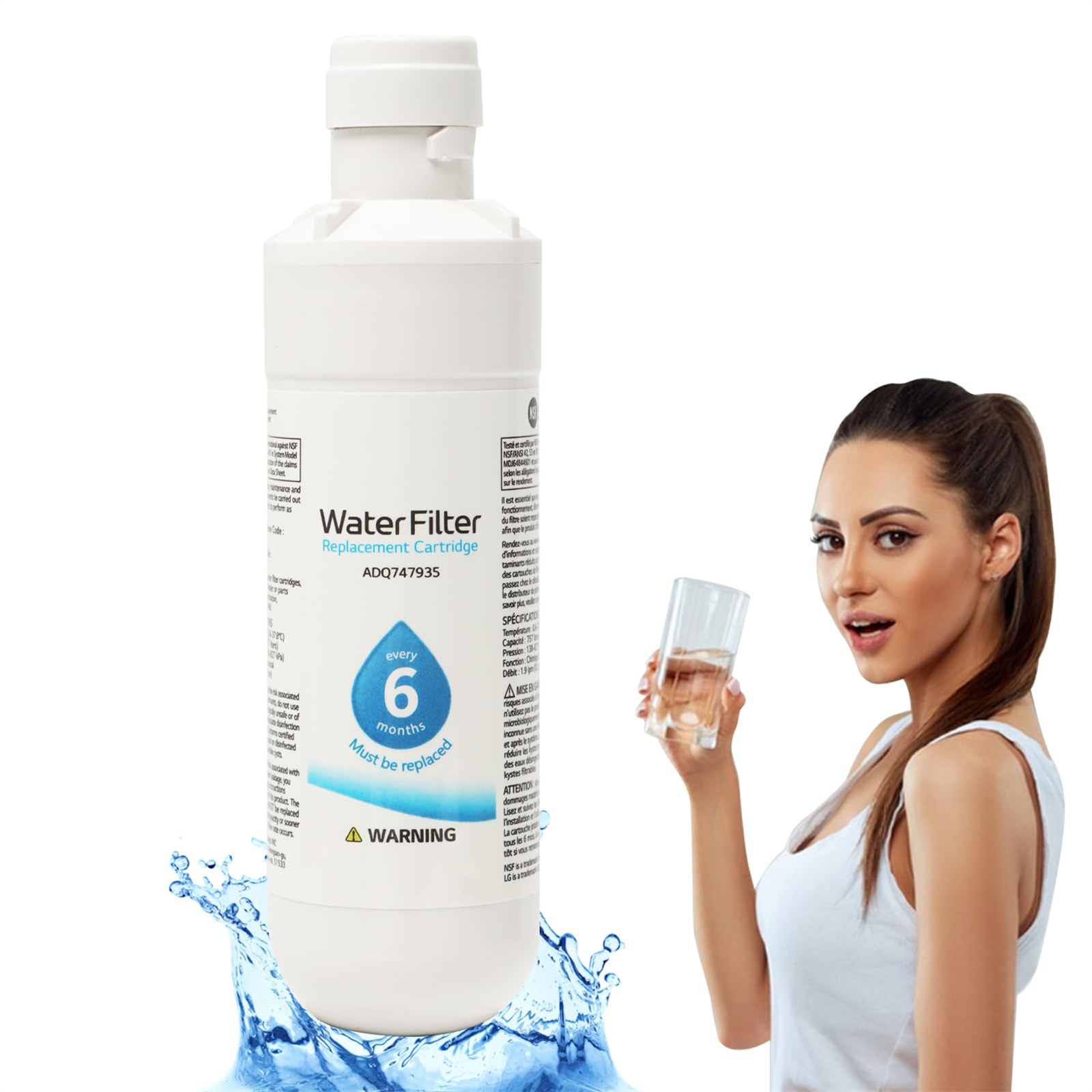 Eine Frau hält ein Glas Wasser neben einer Wasserfilterpatrone und wirbt für das Produkt und seinen Austausch.