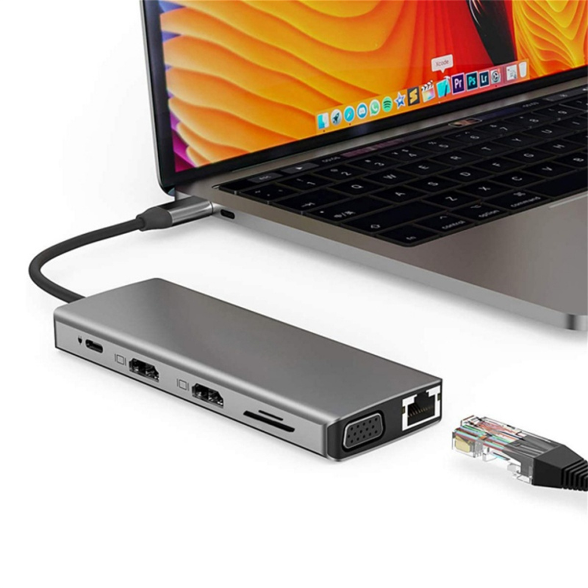 Laptop, der mit einem silbernen USB-Hub mit verschiedenen Anschlüssen und einem Ethernet-Kabel verbunden ist.