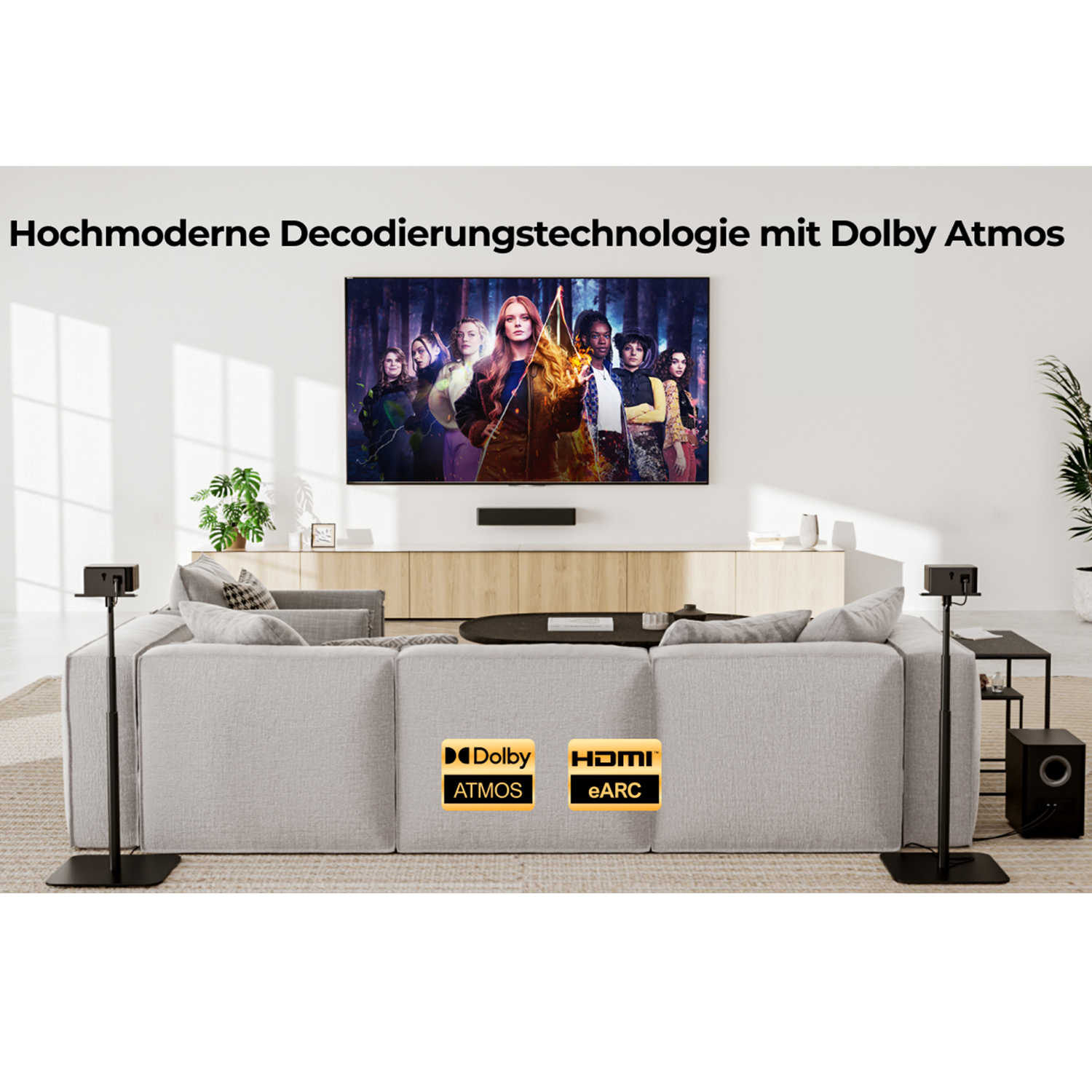 Wohnzimmer mit einem Fernseher, der eine Szene zeigt, und einem Sofa. Es gibt Lautsprecher und Logos.