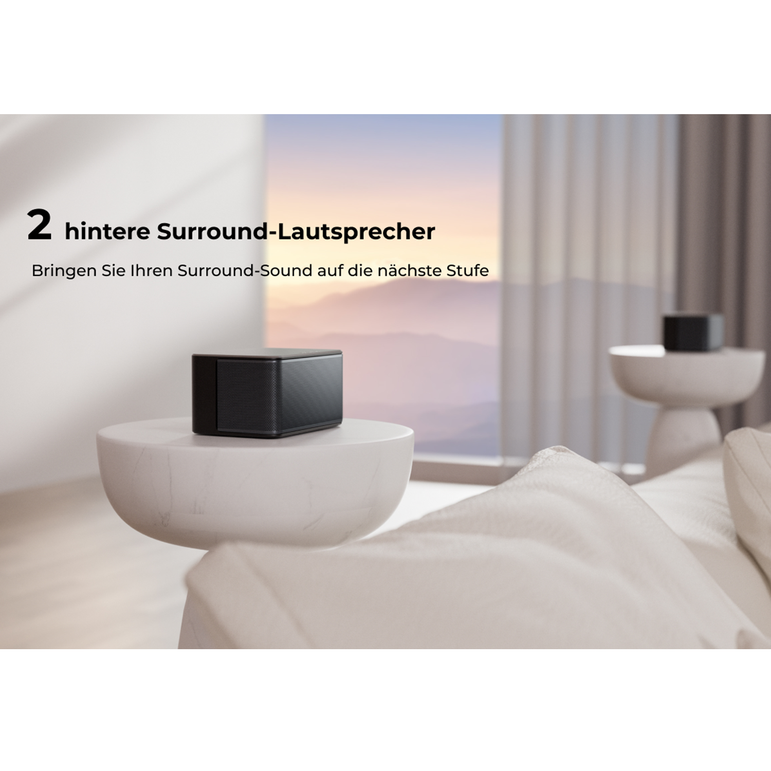 Ein schwarzer Lautsprecher steht auf einem Marmortisch. Text: '2 hintere Surround-Lautsprecher' und 'Bringen Sie Ihren Sound auf die nächste Stufe'.