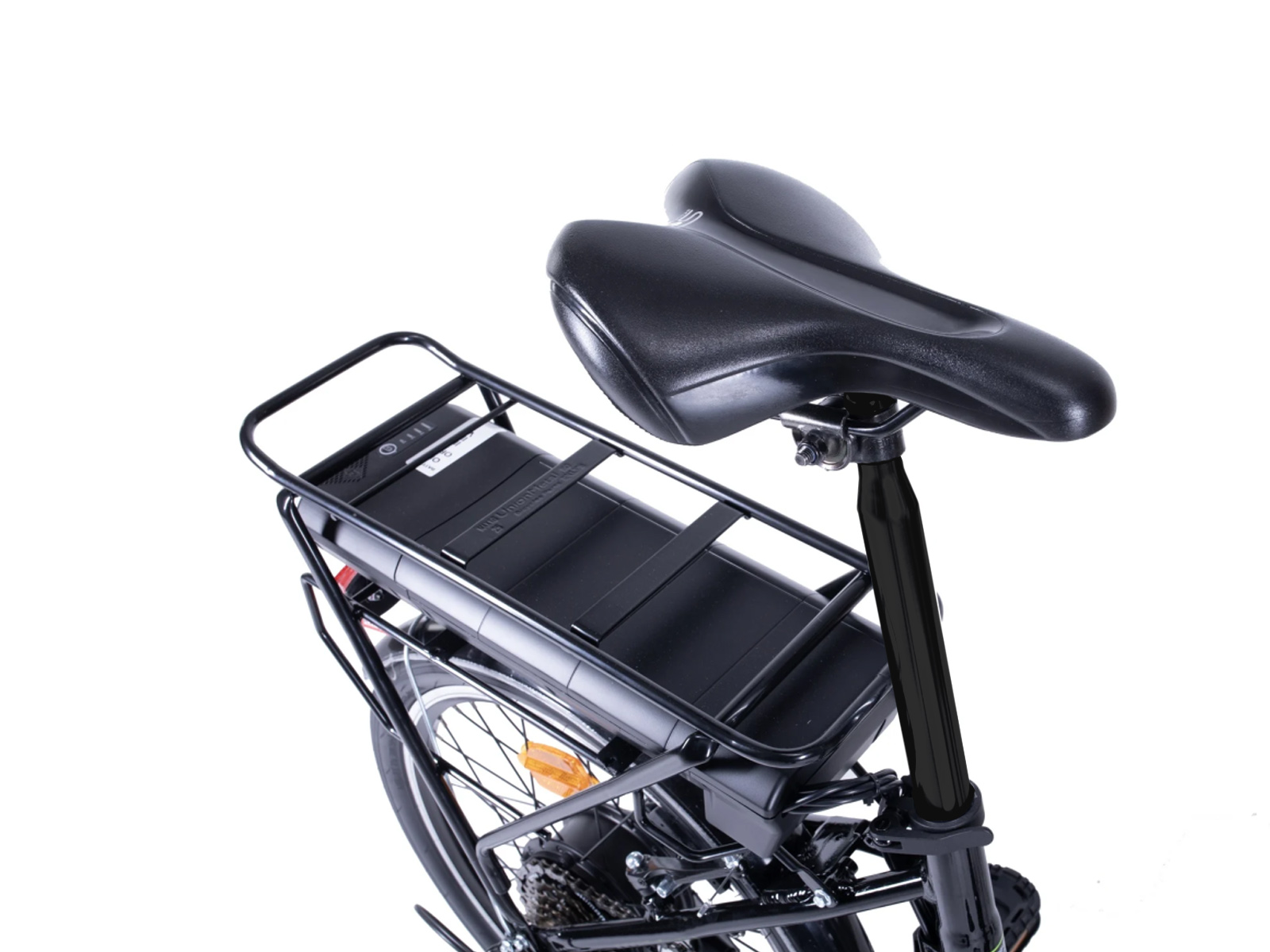 Ein schwarzes Elektrofahrrad mit Akku auf dem Gepäckträger und einem schwarzen Sitz. Das Fahrrad steht vor weißem Hintergrund.