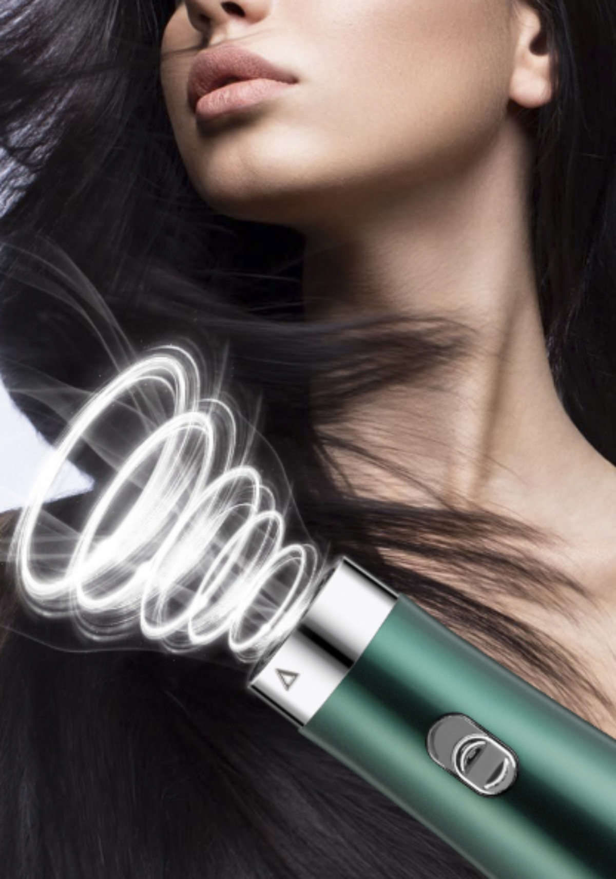 Frau mit dunklem Haar, verwendet einen grünen Haarstyler mit weißen Lichtkreisen.