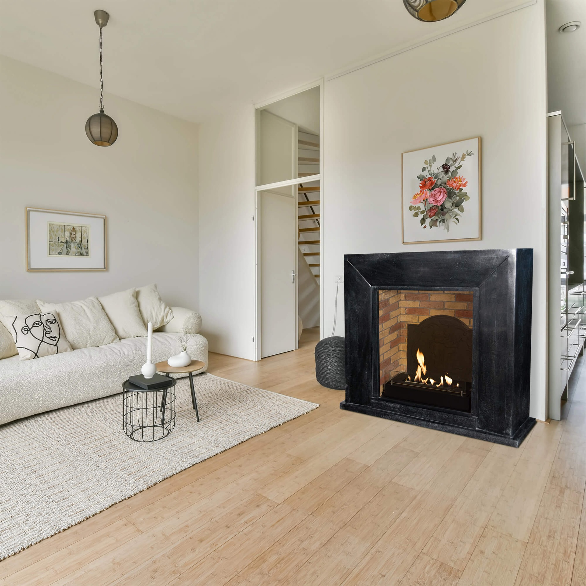 Woonkamer met open haard, bank, vloerkleed en kunstwerk. De open haard heeft vlammen. Houten vloer.