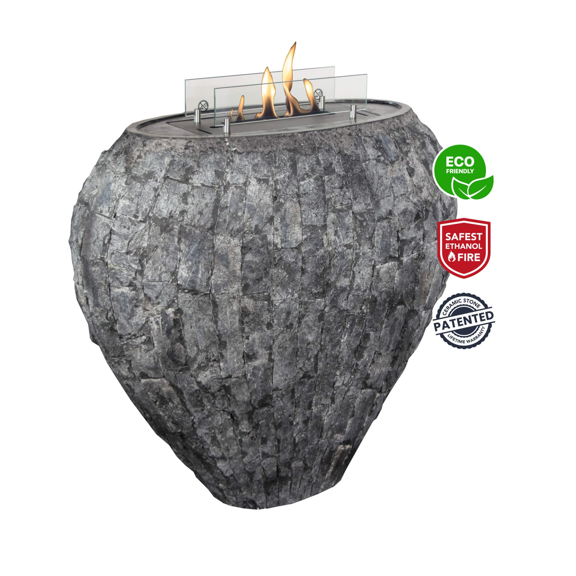Een stenen ethanolhaard met vlammen. Het heeft glazen windschermen en verschillende milieuvriendelijke en veiligheidslabels.