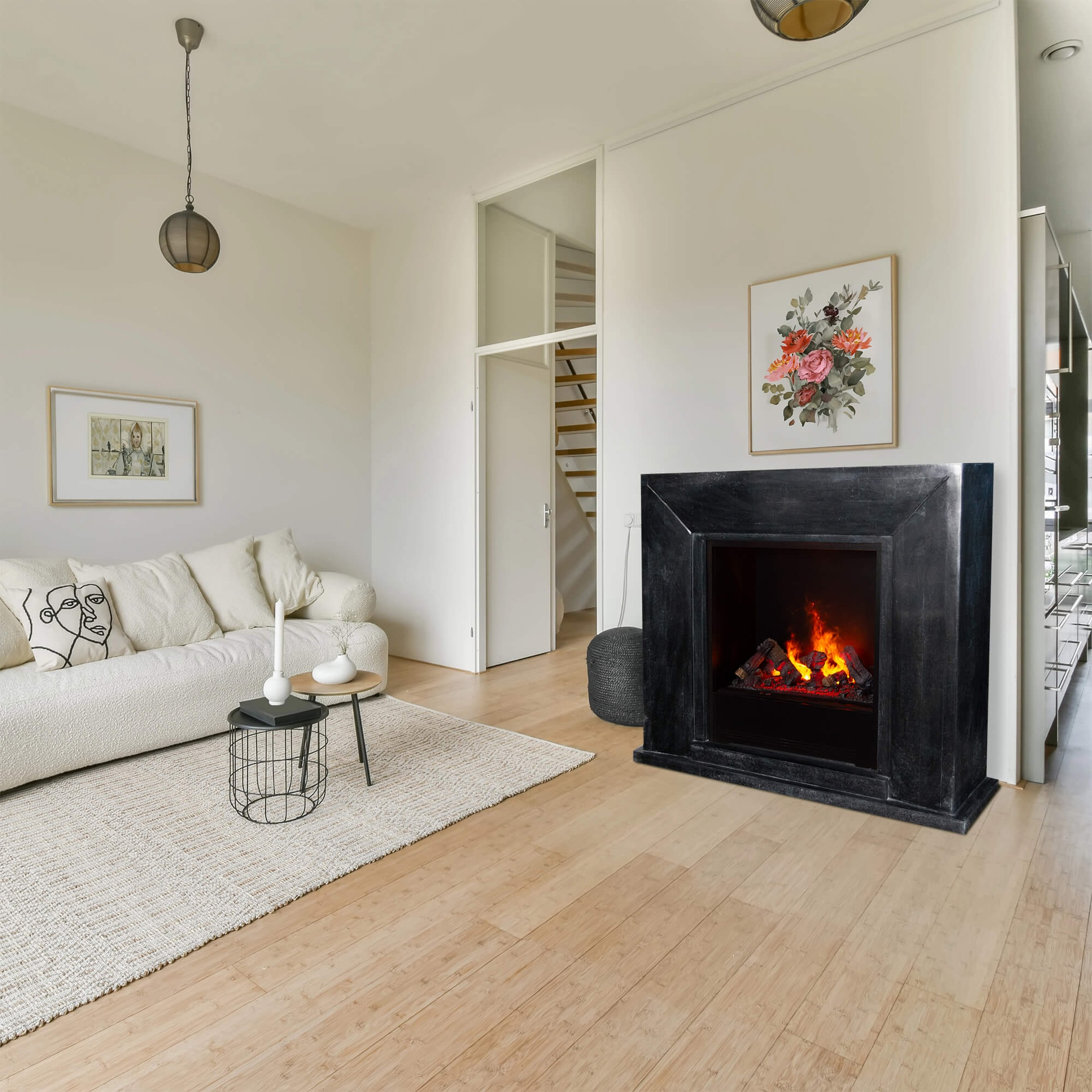 Woonkamer met open haard, bank en kunstwerken. Houten vloer en neutrale tinten creëren een gezellige sfeer.