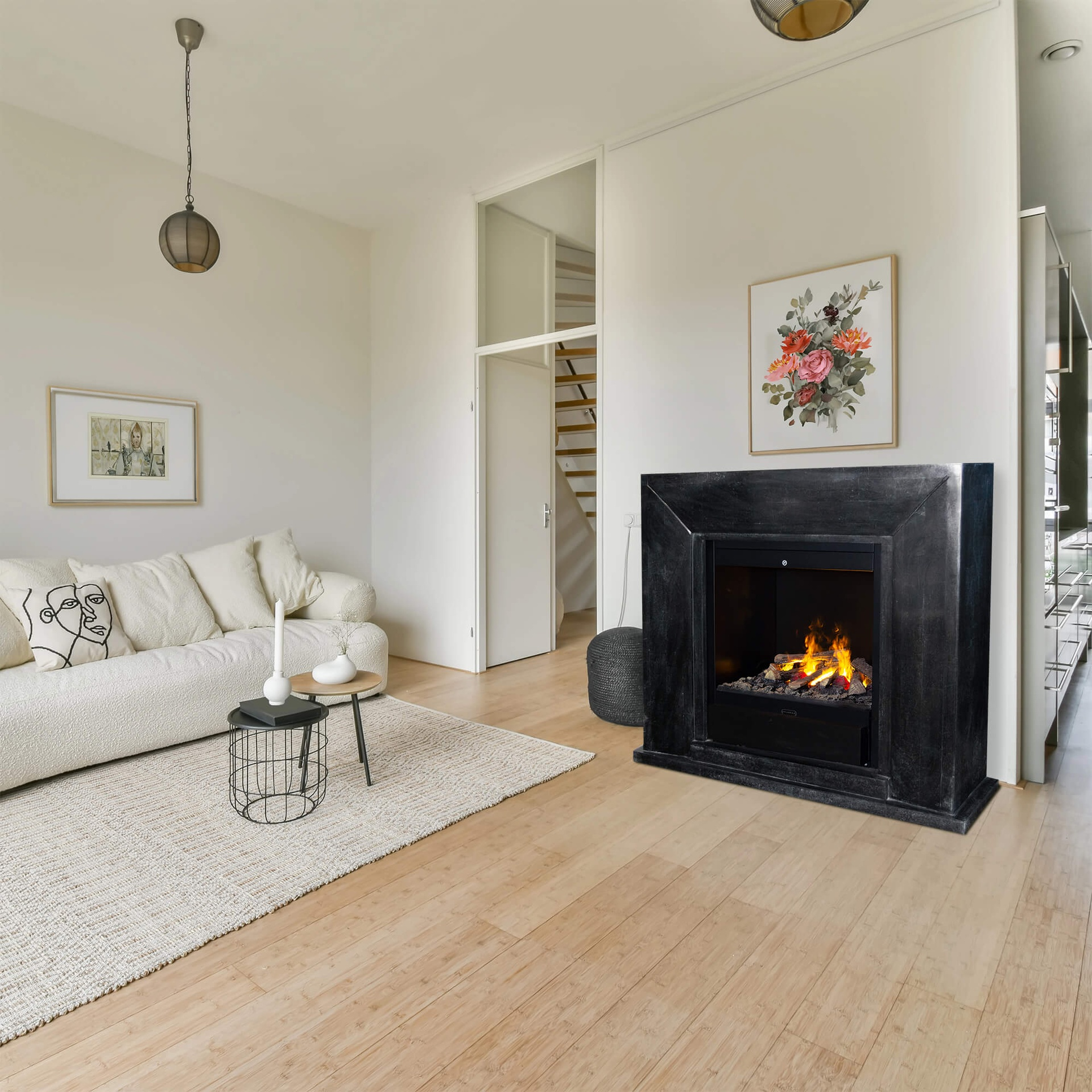 Woonkamer met open haard, bank, vloerkleed en kunstwerk. Open haard heeft zwart frame en brandend vuur.