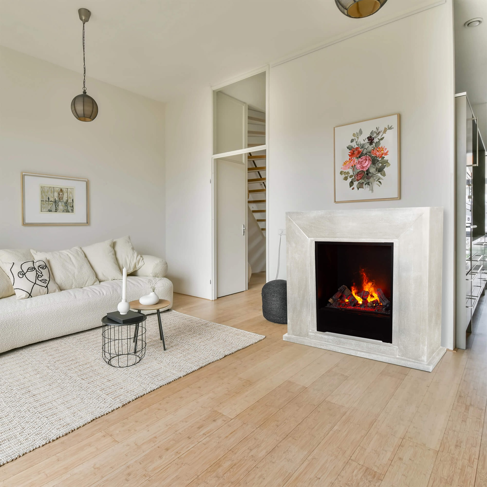 Woonkamer met open haard, witte bank, kleed en kunstwerken. Houten vloer, witte muren en plafondverlichting. Gezellig en uitnodigend.