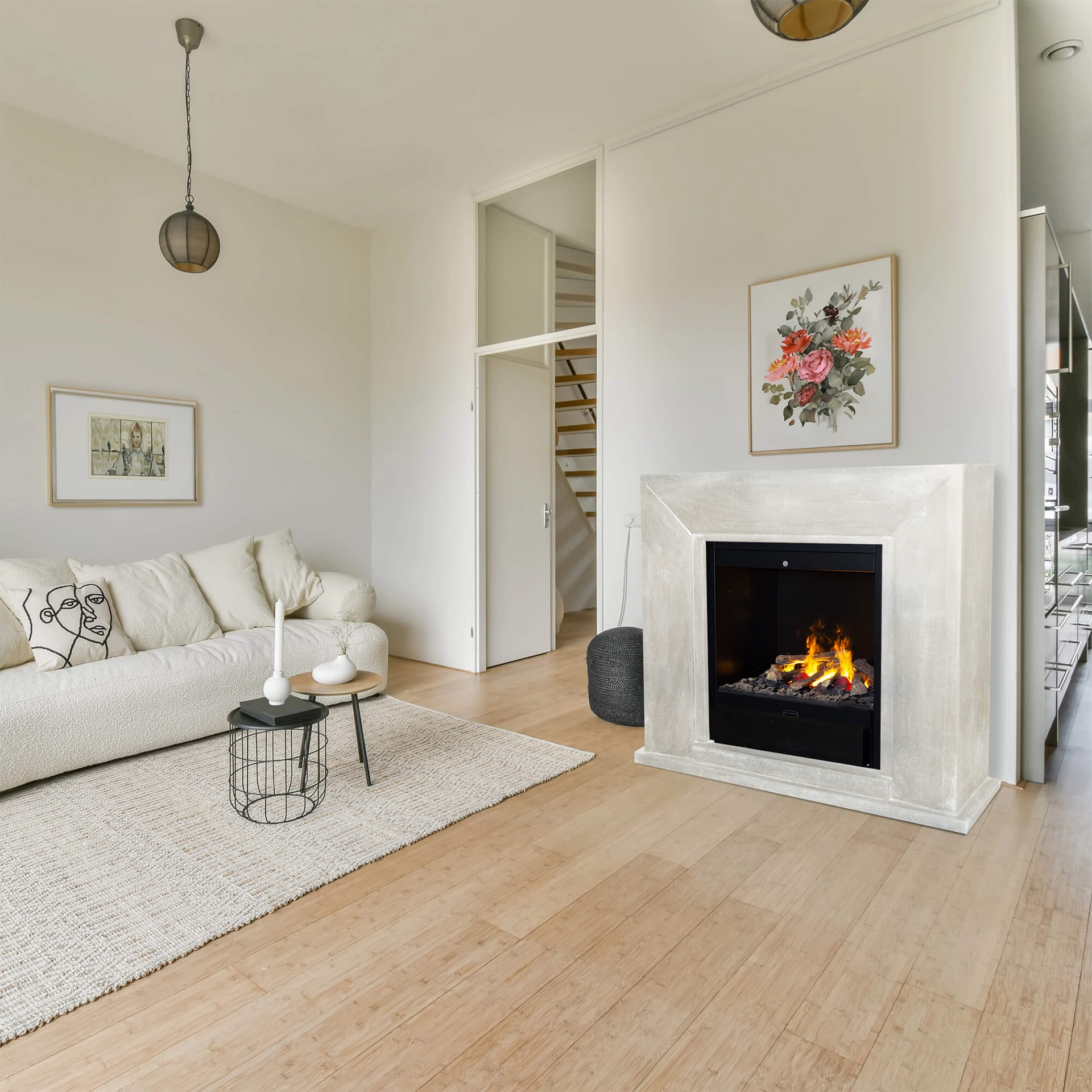 Woonkamer met witte bank, open haard met vlammen en een schilderij. Lichte houten vloer en tapijt.