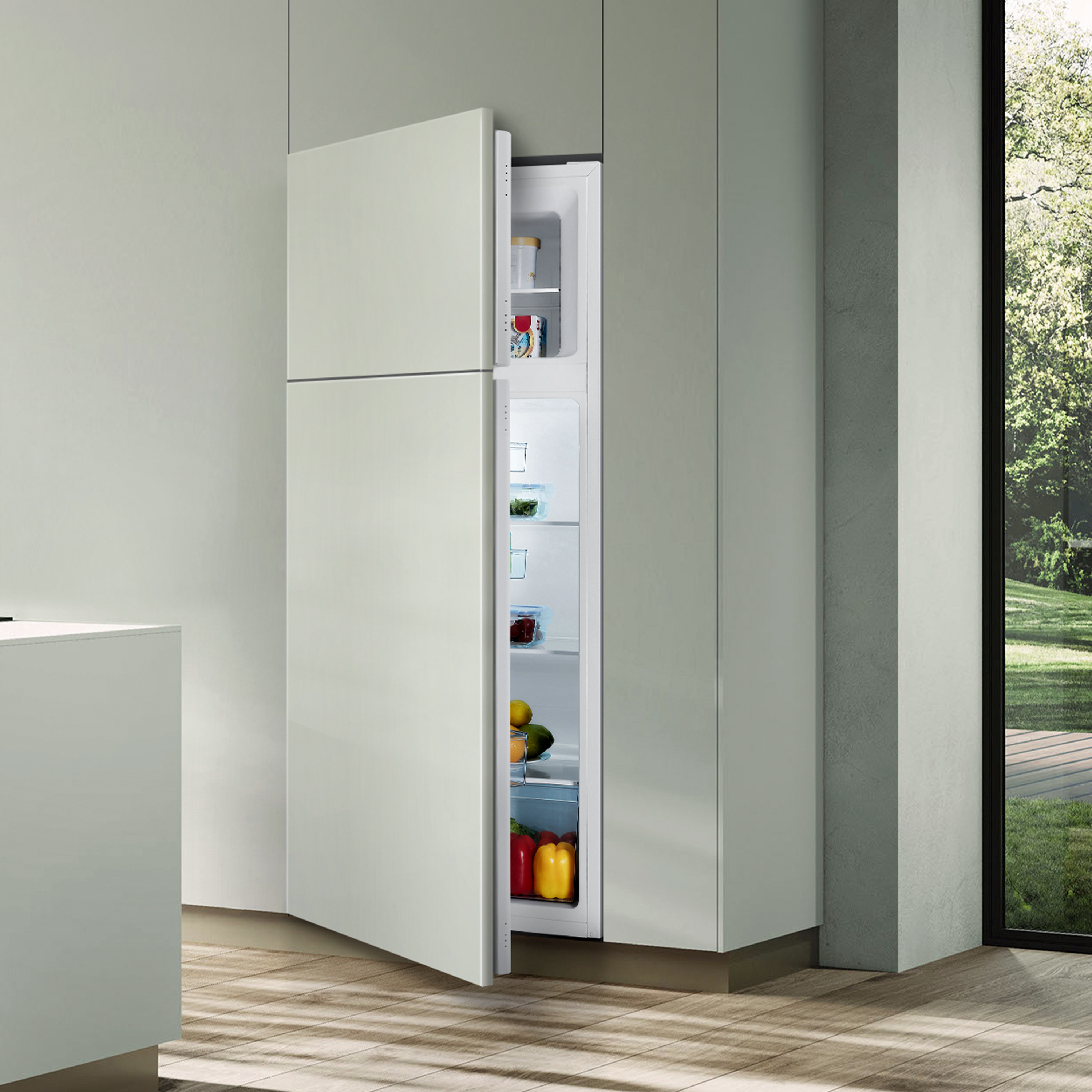 Lodówka z otwartymi drzwiami, pokazująca jedzenie. Otoczenie kuchni z oknem.