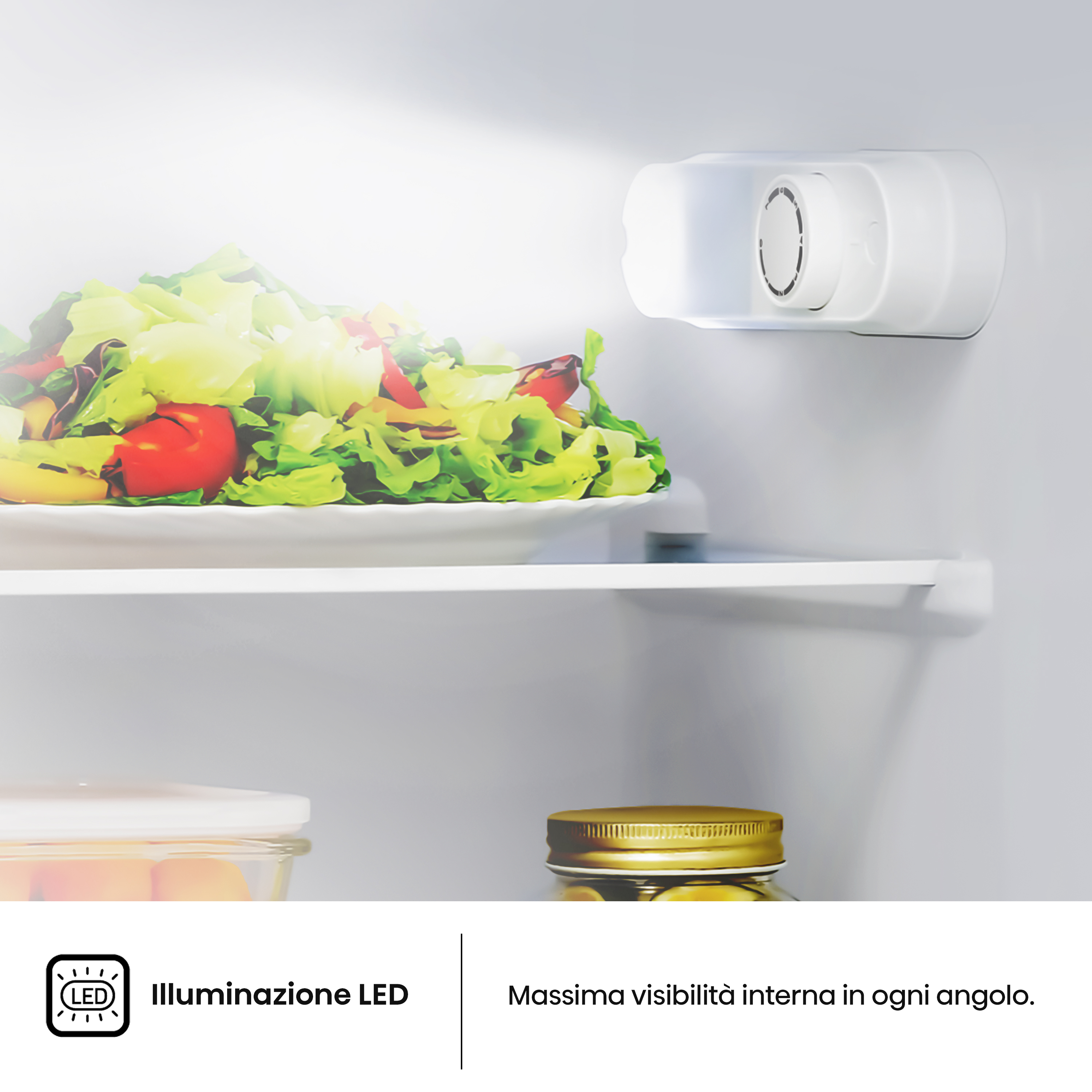 Wnętrze lodówki. Półki z żywnością, oświetlenie LED i widoczne źródło światła.