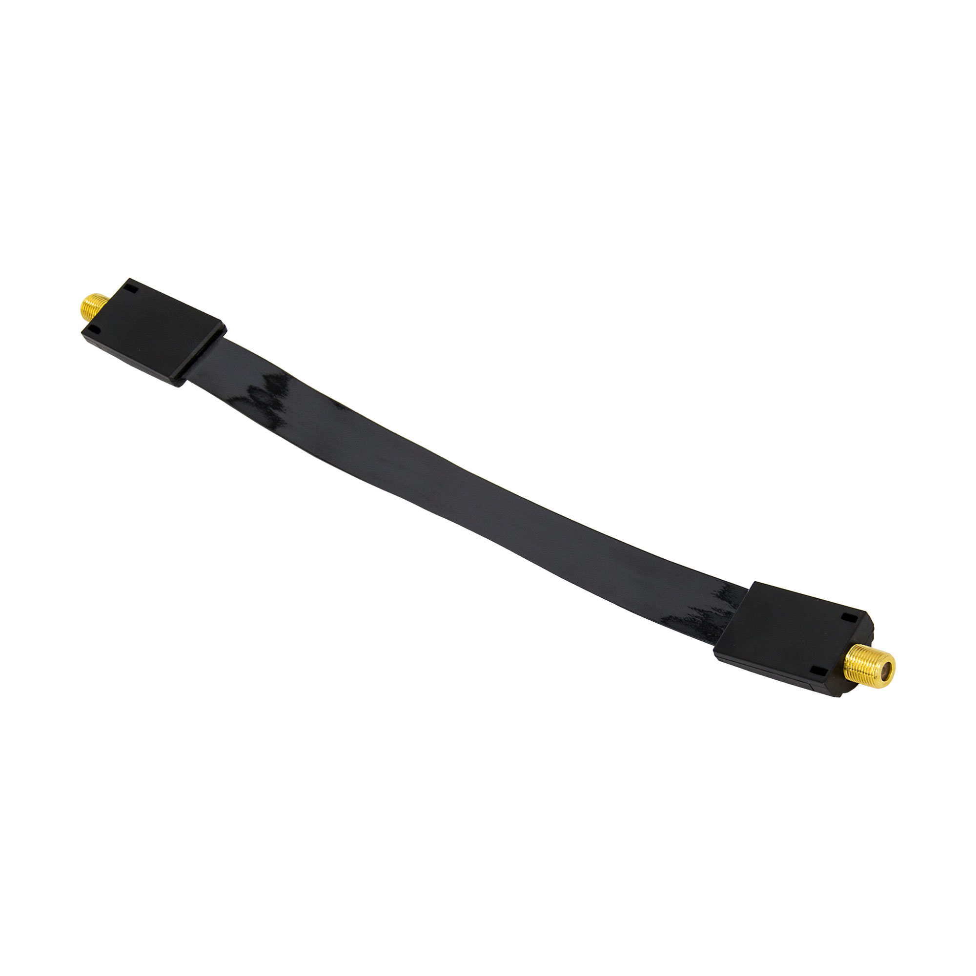 Ein flaches, schwarzes Kabel mit goldenen Steckern. Es liegt horizontal vor weißem Hintergrund.