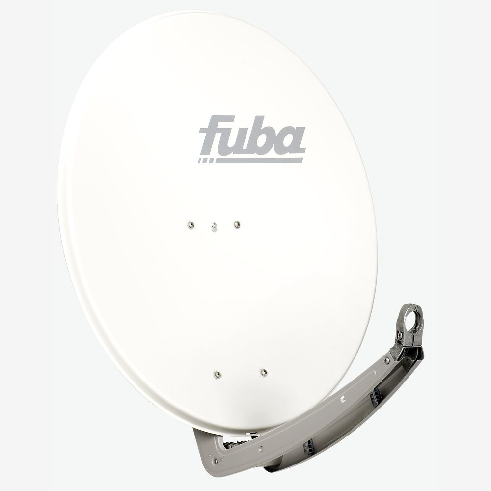 Eine weiße Satellitenschüssel mit dem 'fuba'-Logo und einer grauen Halterung. Sie ist auf weißem Hintergrund montiert.