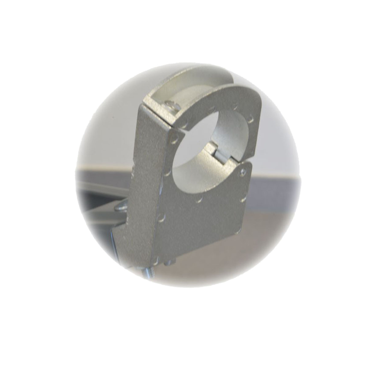 Eine metallische Halterung in einer transparenten Kugel. Sie hat ein zylindrisches Design mit einer Seitenklemme.