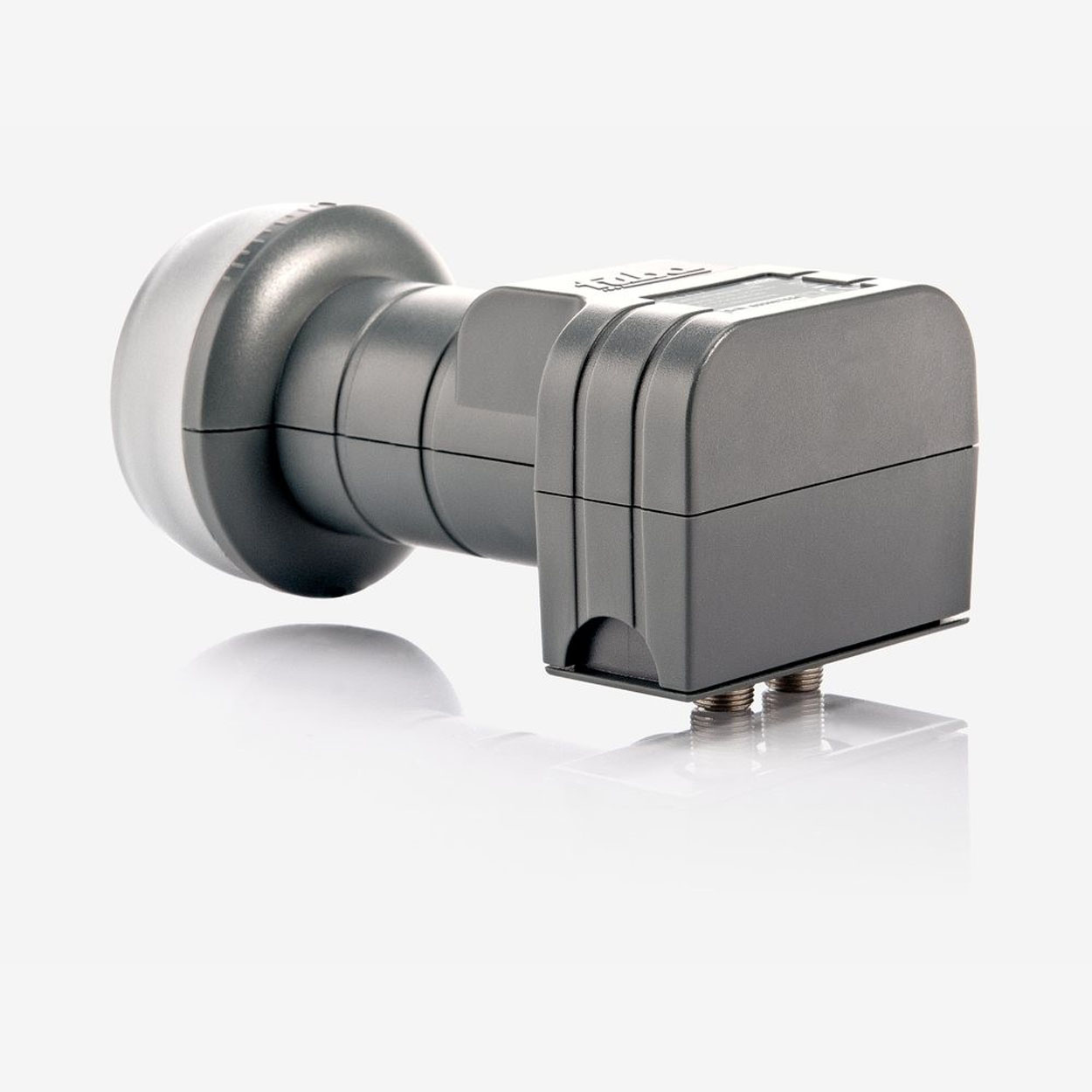 Ein grauer Satelliten-LNB auf weißem Hintergrund, zum Empfang von Satellitensignalen.
