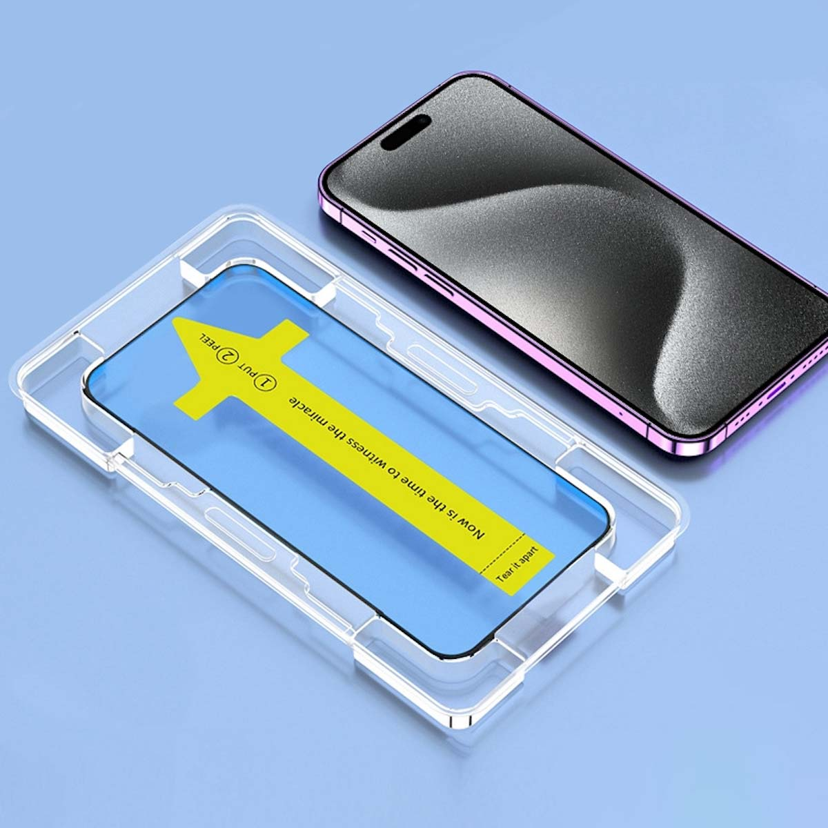 Telefon mit Displayschutz, gelbem Abziehstreifen und klarer Hülle.