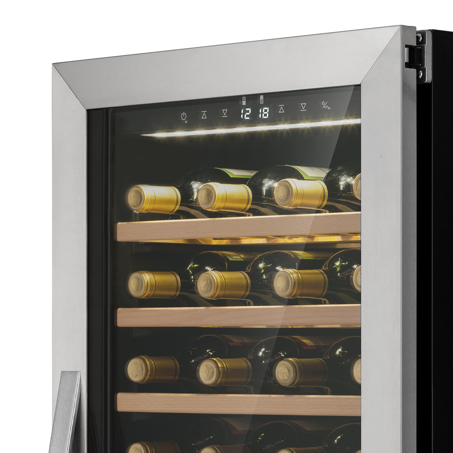 Weinkühlschrank gefüllt mit Weinflaschen, mit digitaler Anzeige und silberner Verkleidung.