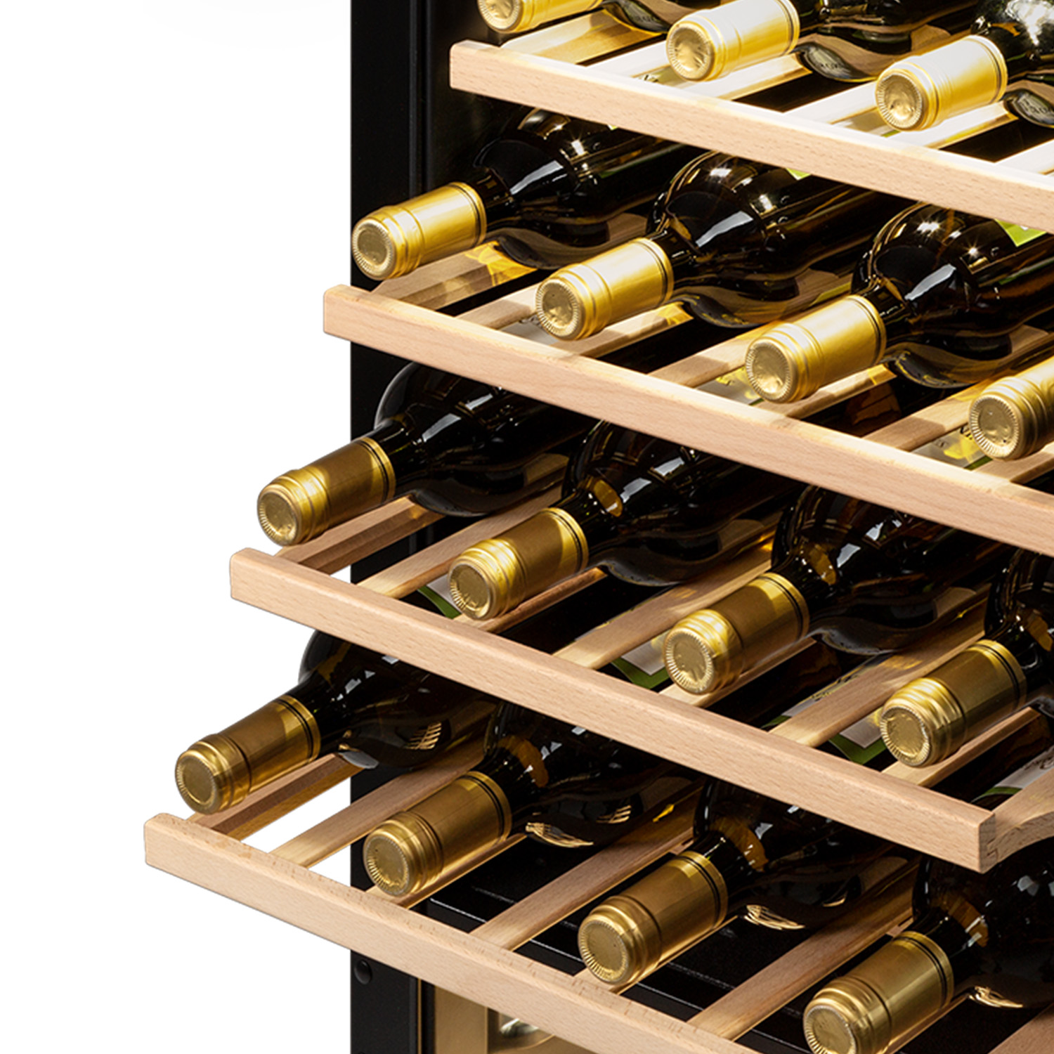 Wein-Flaschen gestapelt in einem Weinkühler, mit Holzregalen. Goldfolienverschlüsse auf dunklen Glasflaschen.