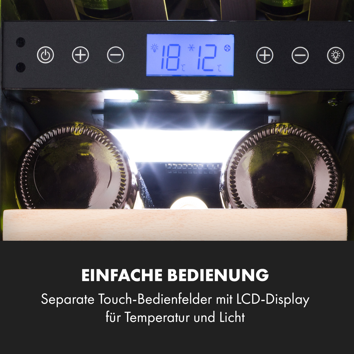 Primo piano del display del vino con ora e temperatura. Le bottiglie sono visibili.