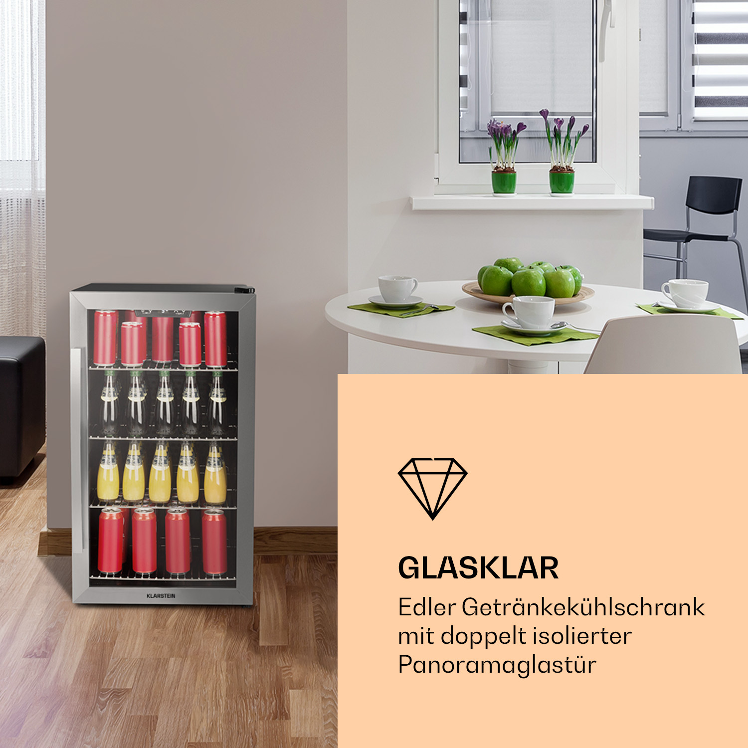 Minikühlschrank mit Getränken. Glastür, Edelstahl und Getränke innen. In einem Raum.