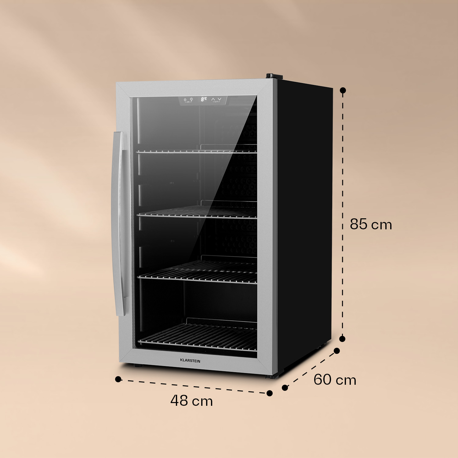 Mini-Kühlschrank mit Abmessungen. Glastür, Schwarz-Silber-Farbschema. Beiger Hintergrund. Marke Klarstein.