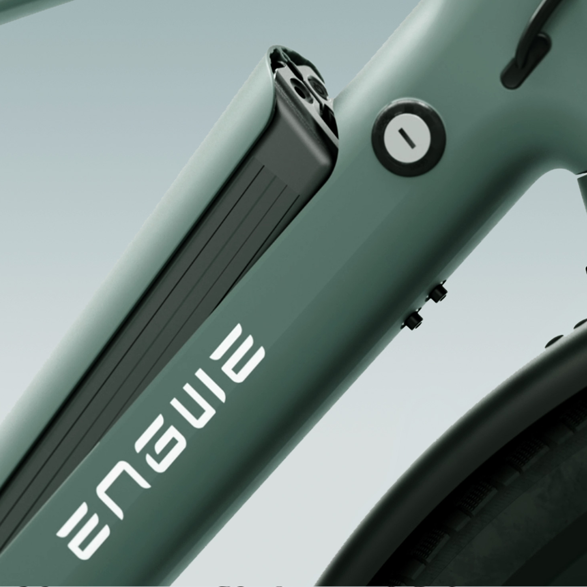 Zbliżenie zielonej ramy roweru elektrycznego z nazwą marki 'ENGUE' w białym tekście.