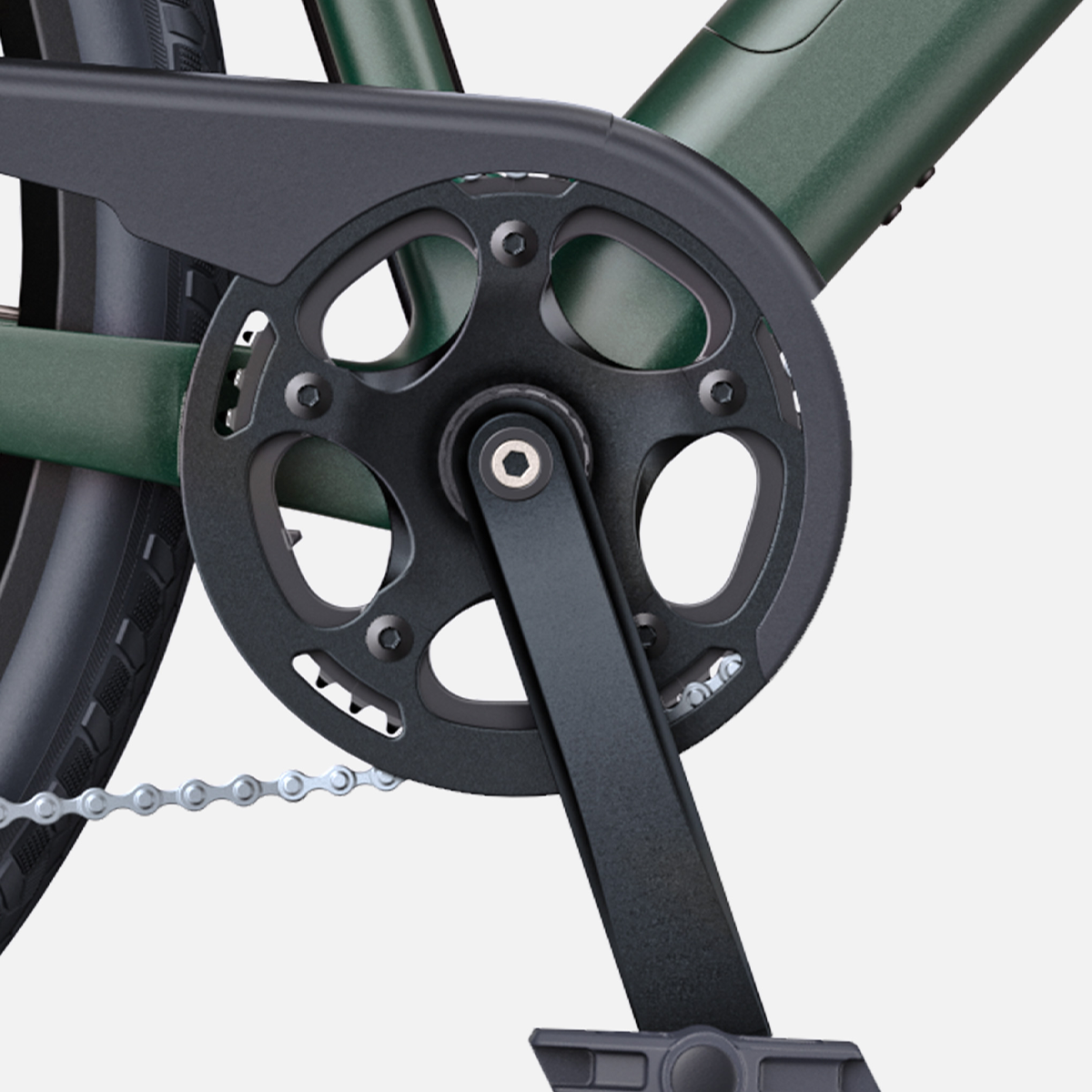 Zbliżenie na tarczę łańcuchową, łańcuch i zespół pedałów roweru na zielonej ramie.