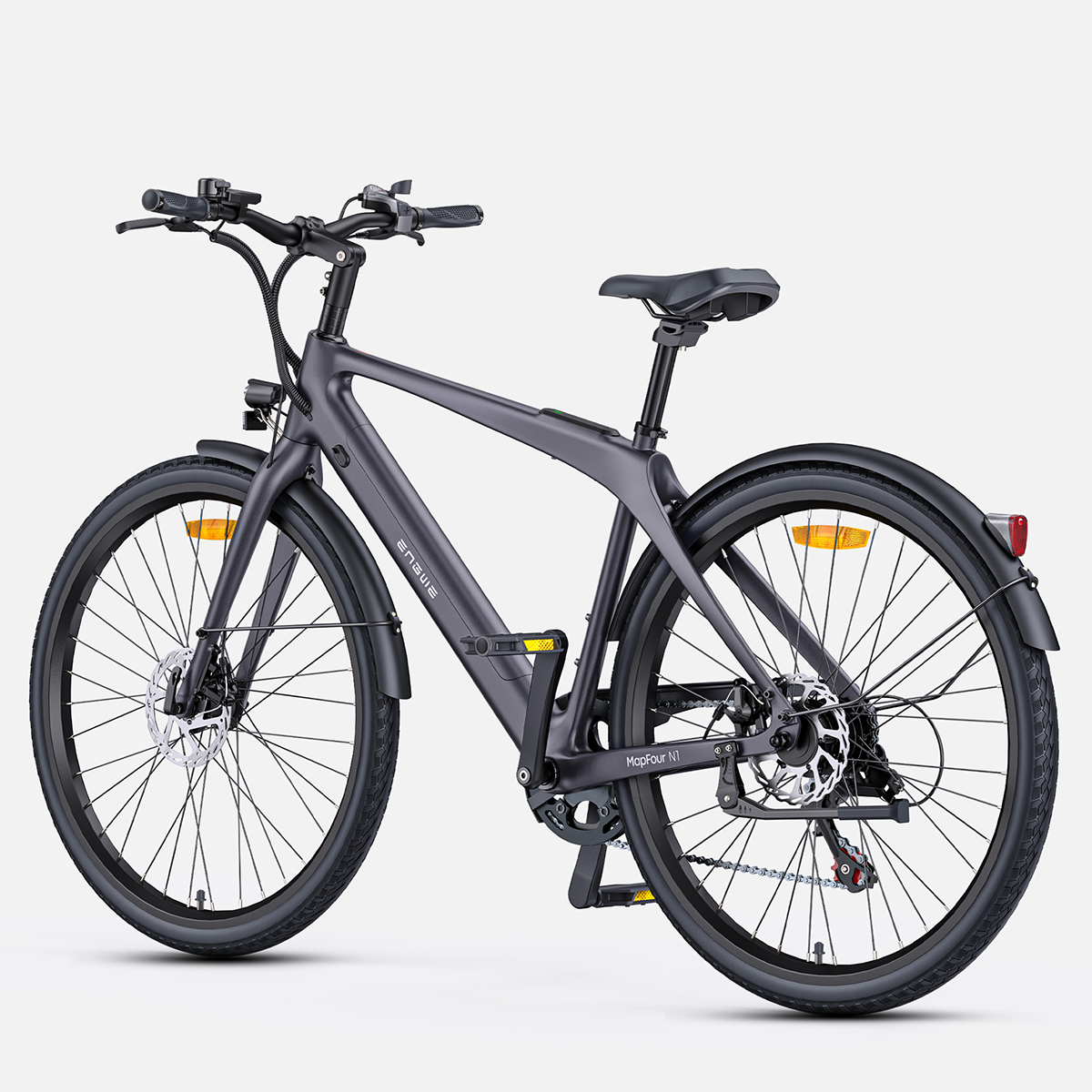 Szary rower elektryczny na białym tle. Czarne opony i komponenty.