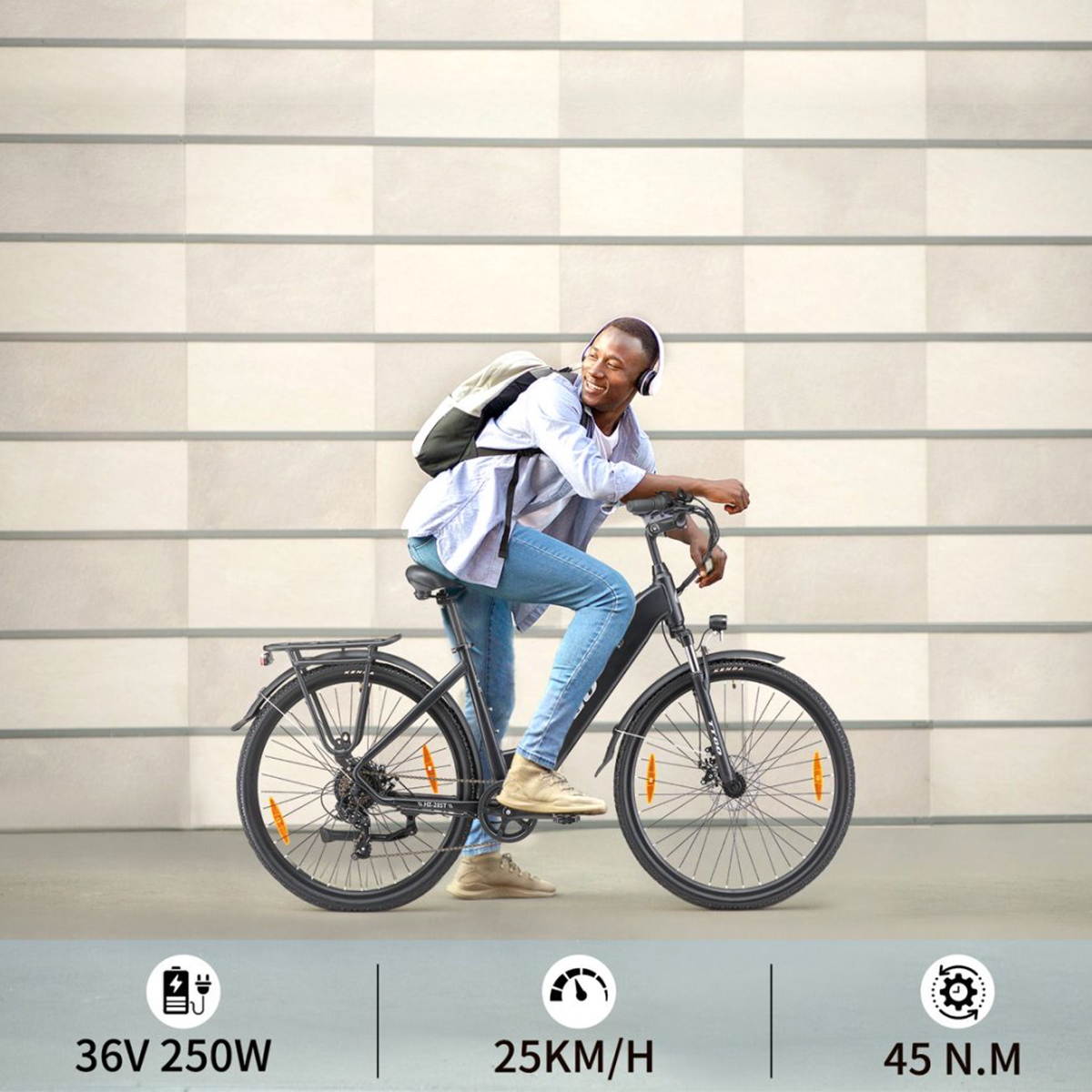 Mężczyzna jedzie na rowerze elektrycznym. Ma słuchawki i plecak. Tło: fasada budynku.