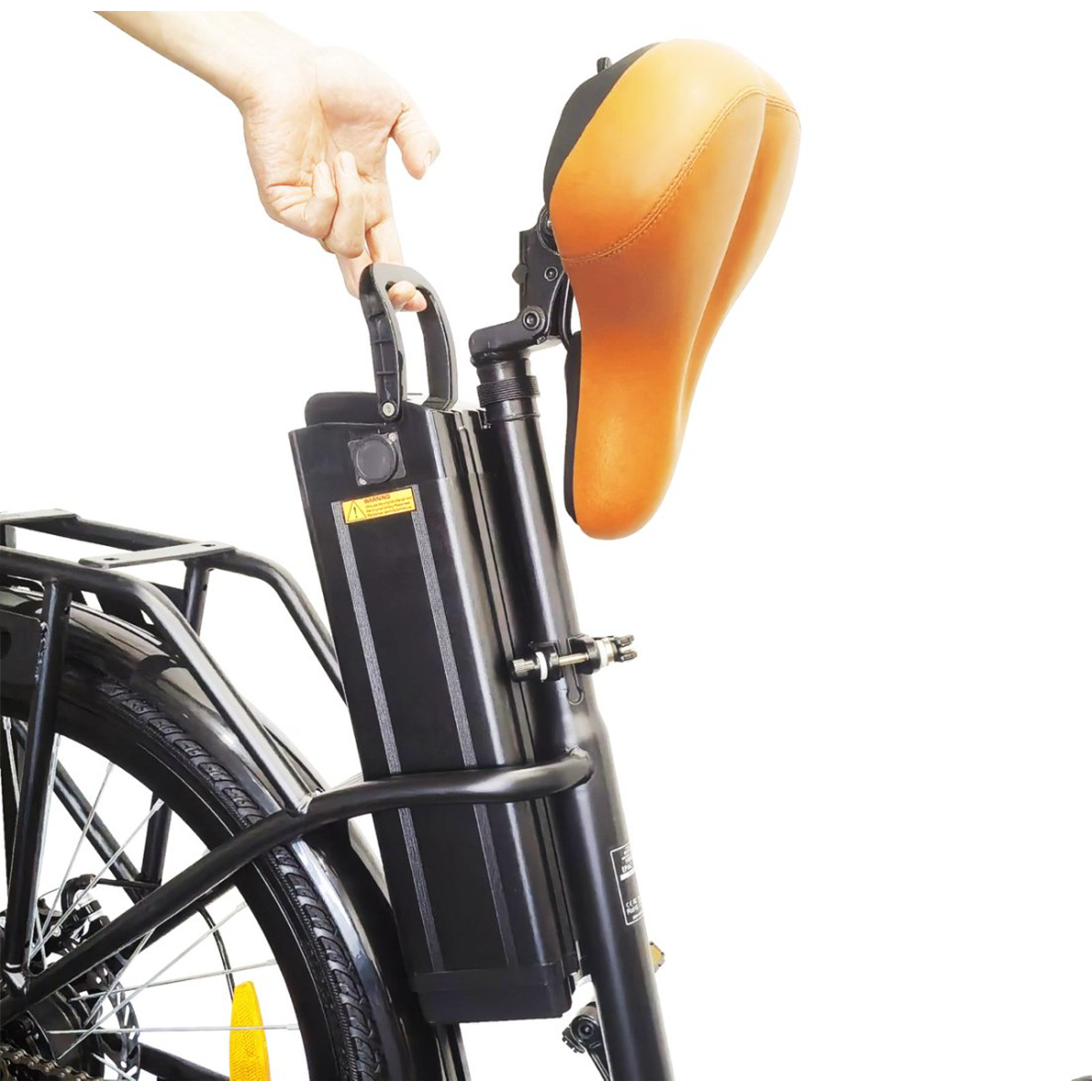 Rower elektryczny z baterią. Dłoń sięga po baterię.