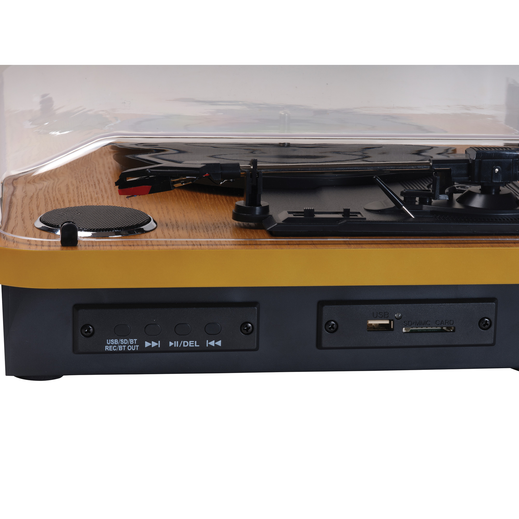 Drewniany i czarny gramofon, z przyciskami sterowania i przezroczystą osłoną.