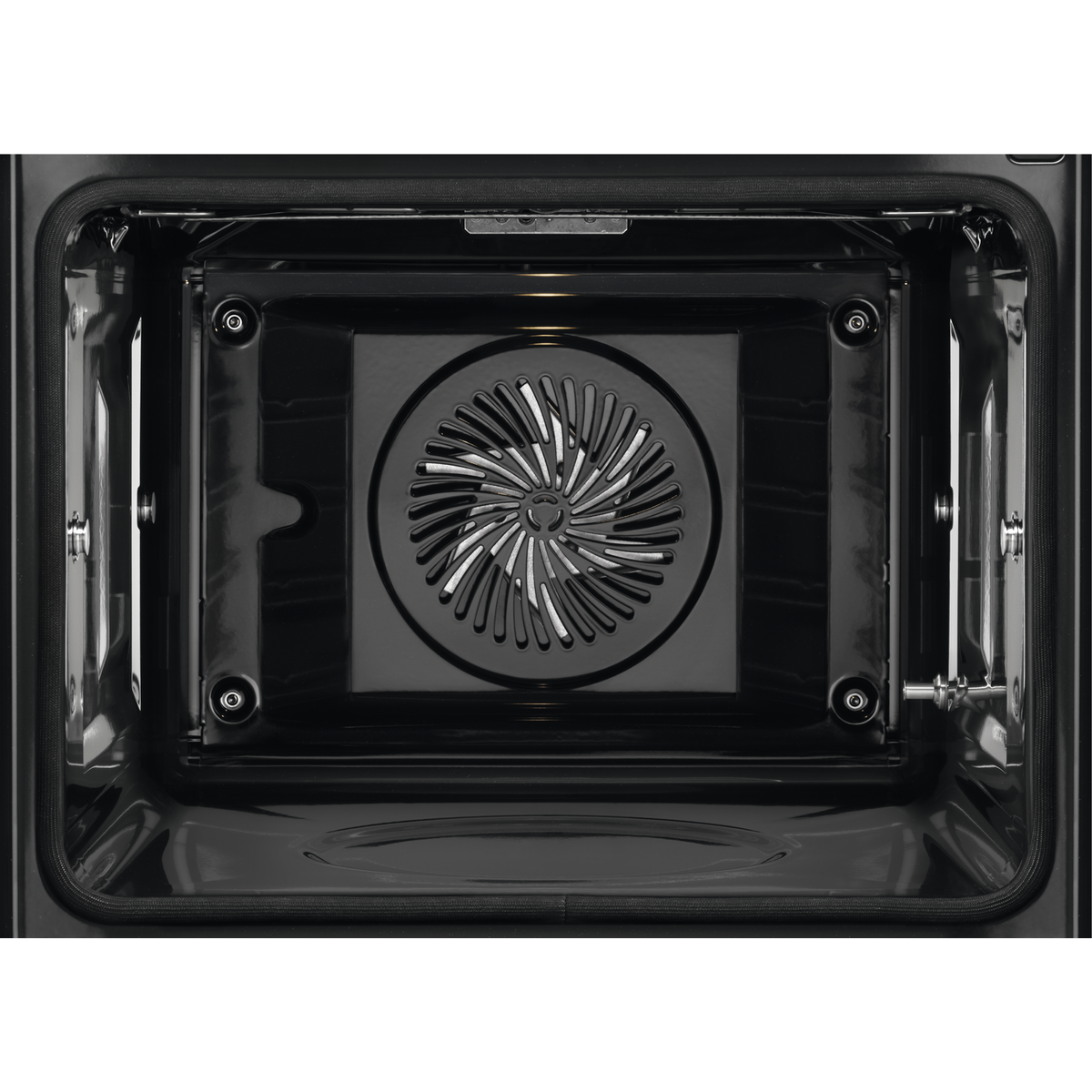 Binnenkant van een schone oven. Ventilator en verwarmingselementen zijn zichtbaar.