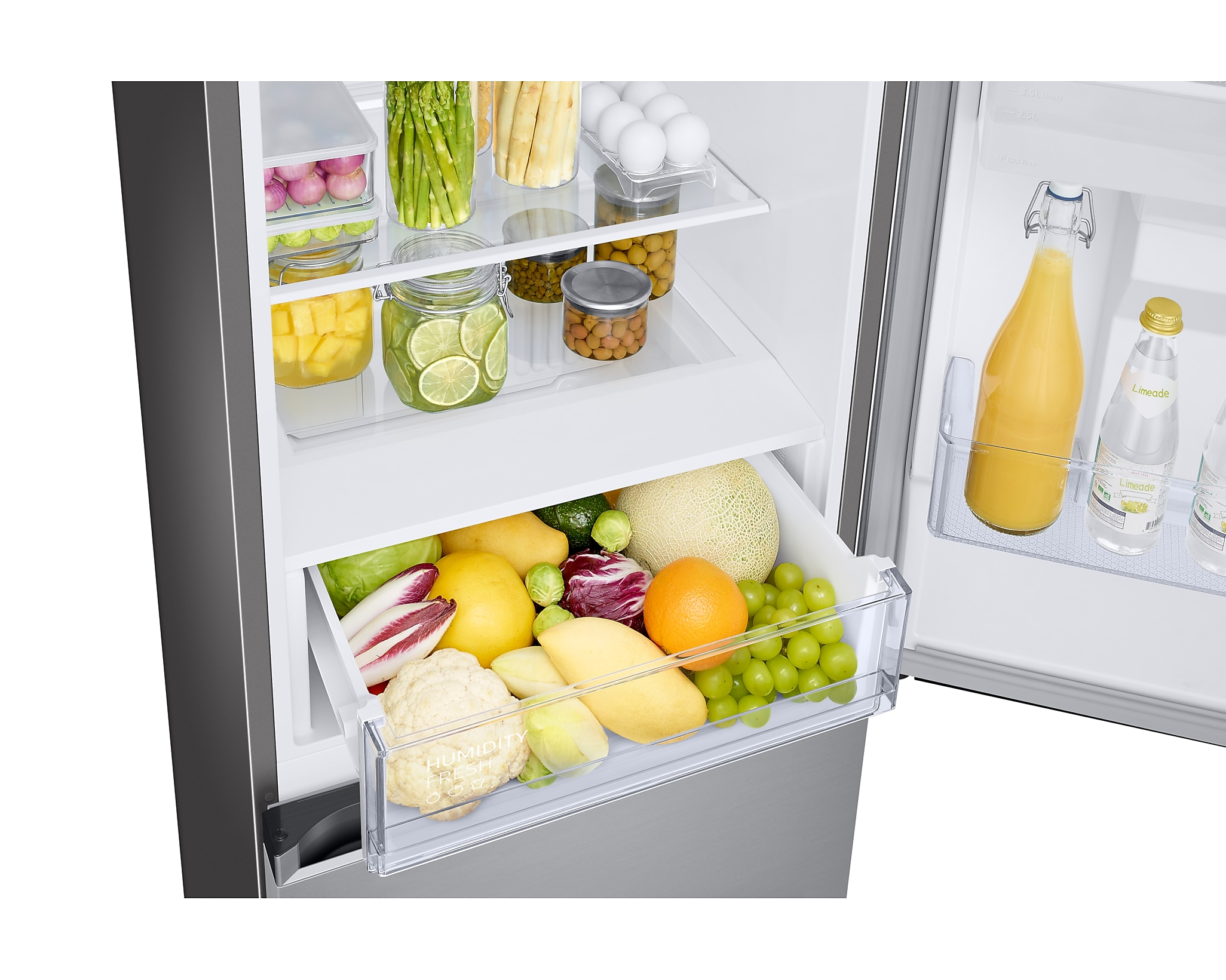 Interno del frigorifero con frutta, verdura e bevande nei cassetti e sugli scaffali.