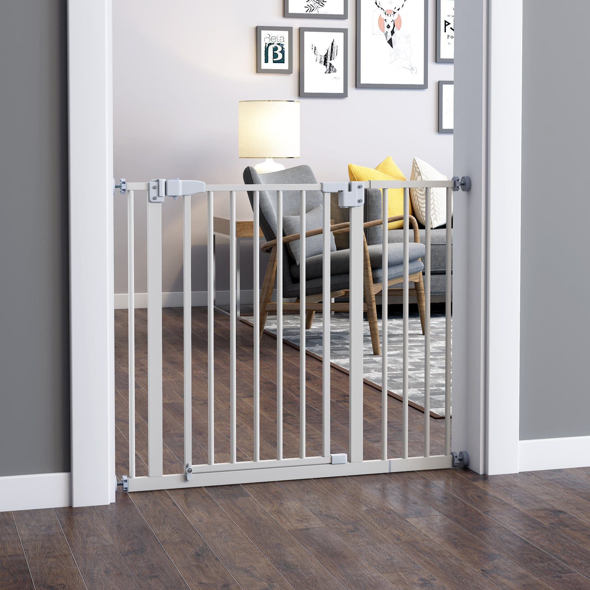 Barrera para bebés blanca instalada en una puerta, con vista a una sala de estar.