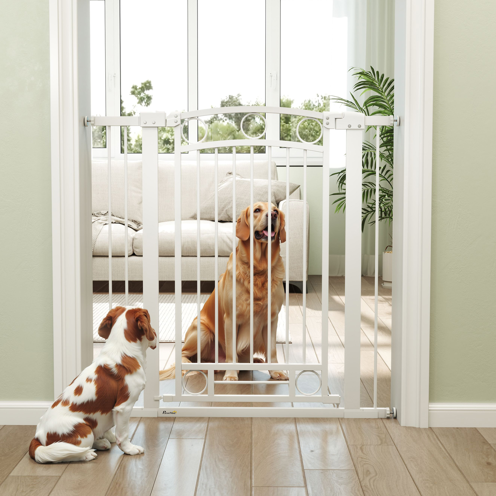 Dos perros detrás de una puerta para mascotas blanca. Uno marrón y blanco, el otro dorado, sentados mirando.