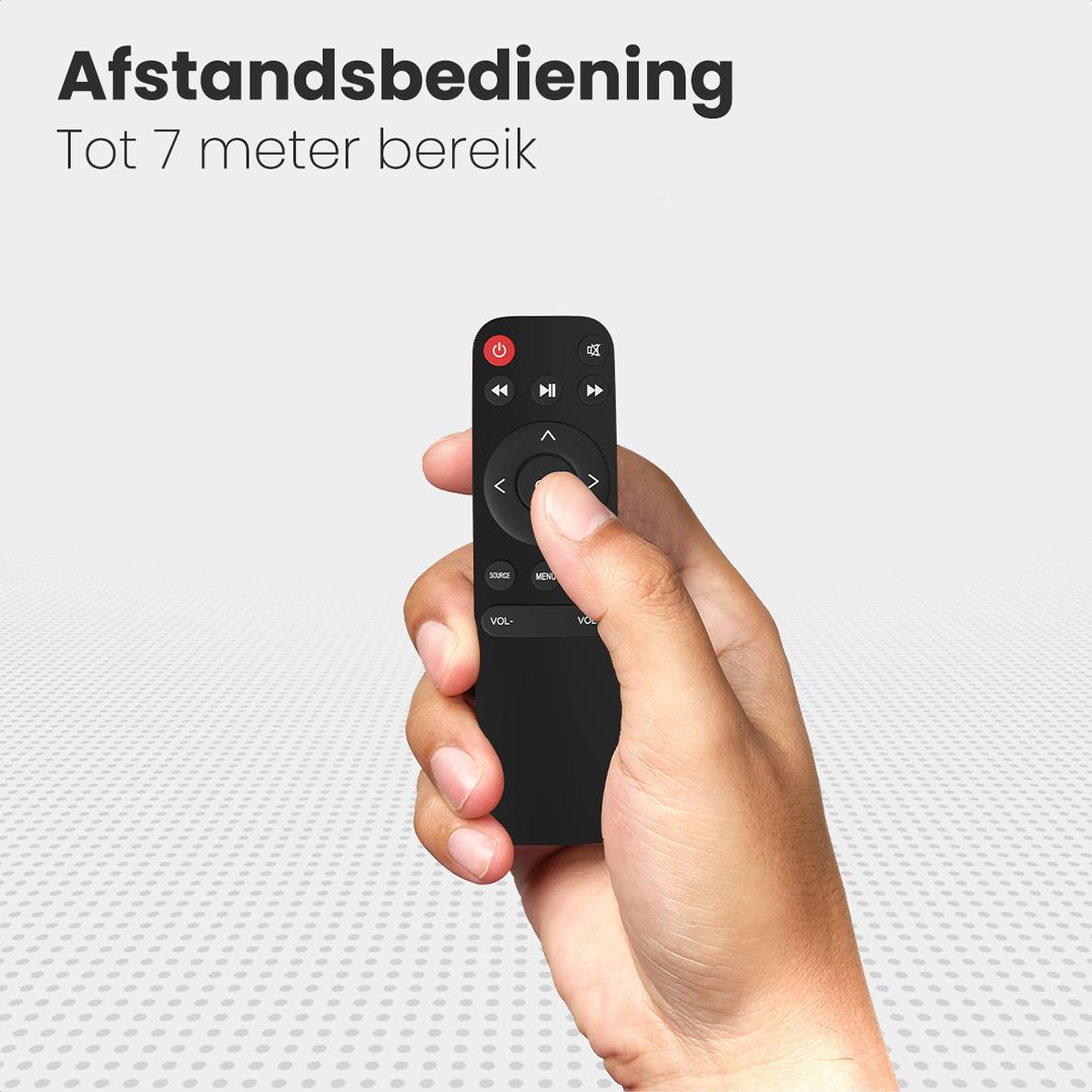 Hand hält eine schwarze Fernbedienung mit Tasten. Text oben: Afstandsbediening.