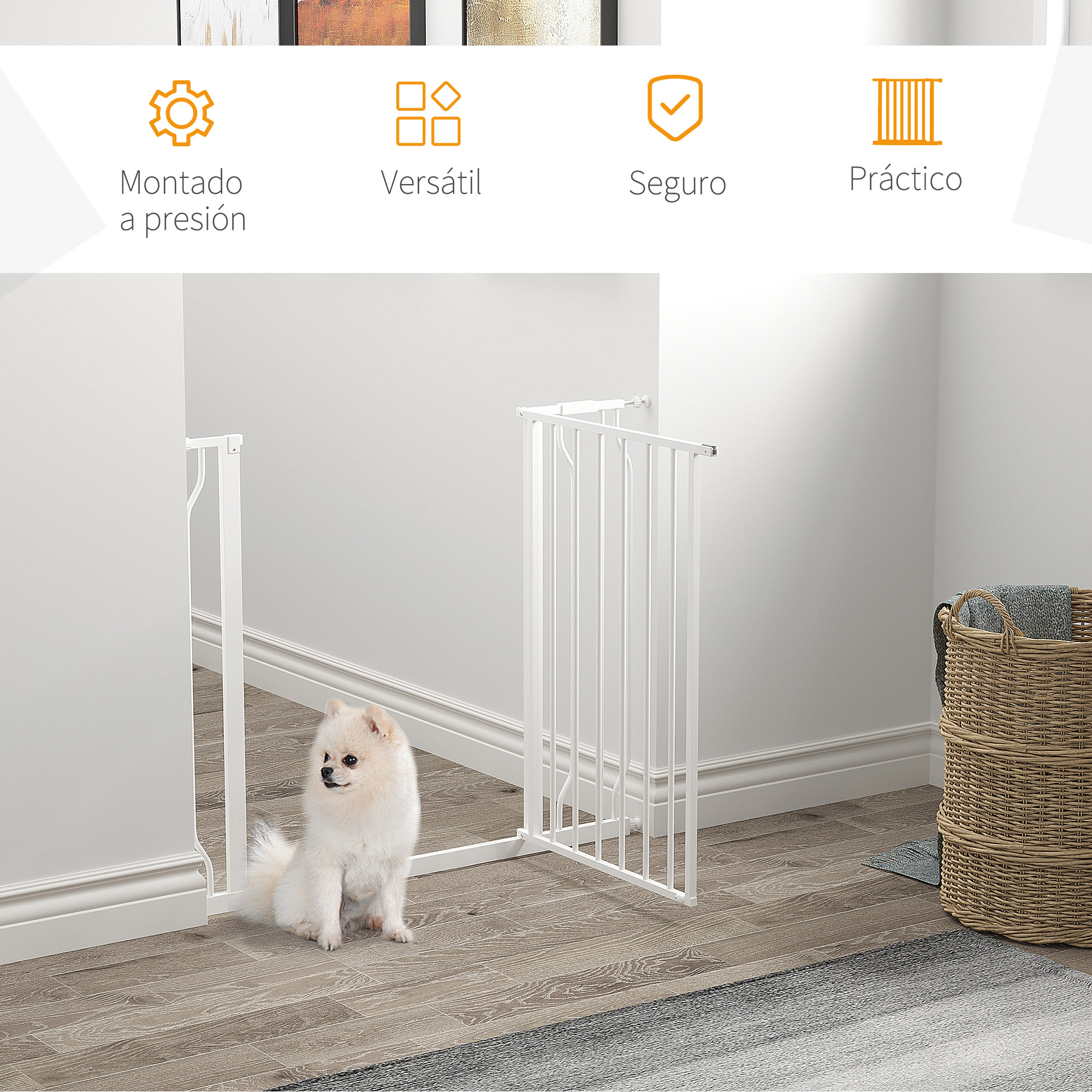 Barrera blanca para perros instalada en una puerta, con un perro pequeño sentado cerca.