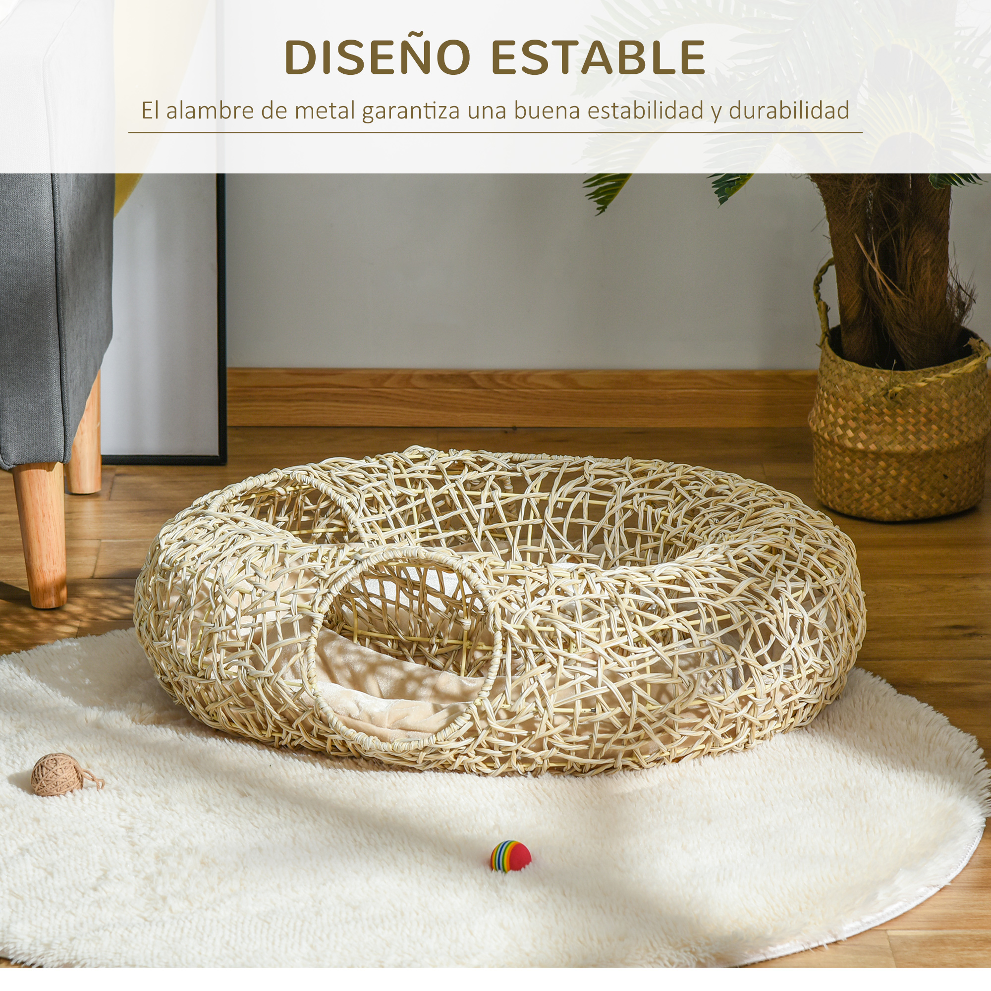 Cama para gatos de mimbre tejido, forma redonda y entrada pequeña, sobre una alfombra blanca.