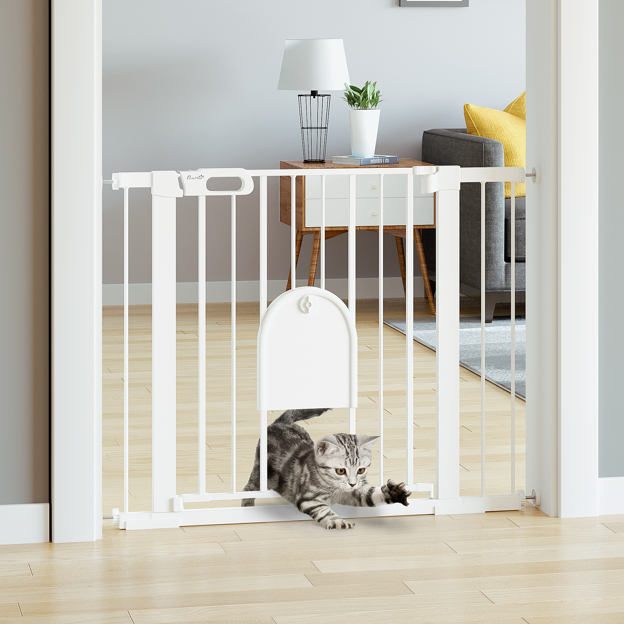 Barrera de seguridad blanca en una puerta con un gato pasando. El fondo es un hogar.