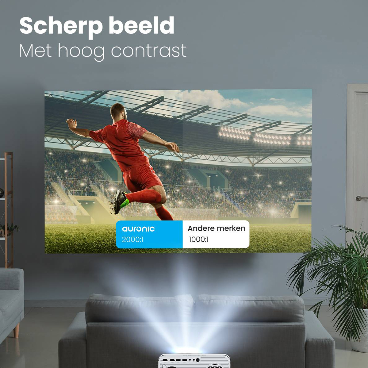 Ein Projektor projiziert ein Fußballspiel an eine Wand. Vergleich der Bildqualität wird gezeigt.